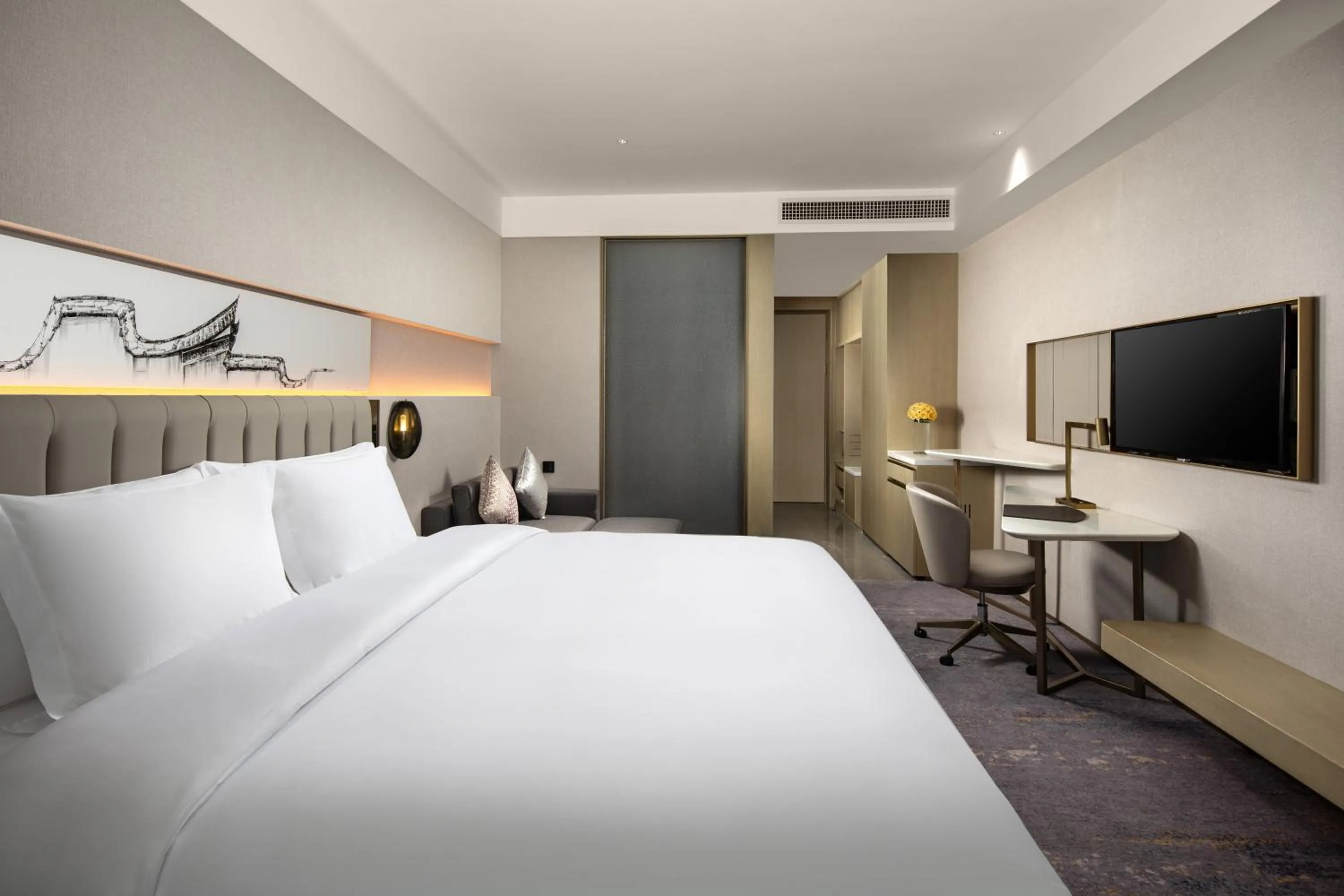 Photo of the whole room, Bed in Crowne Plaza Fuzhou South by IHG