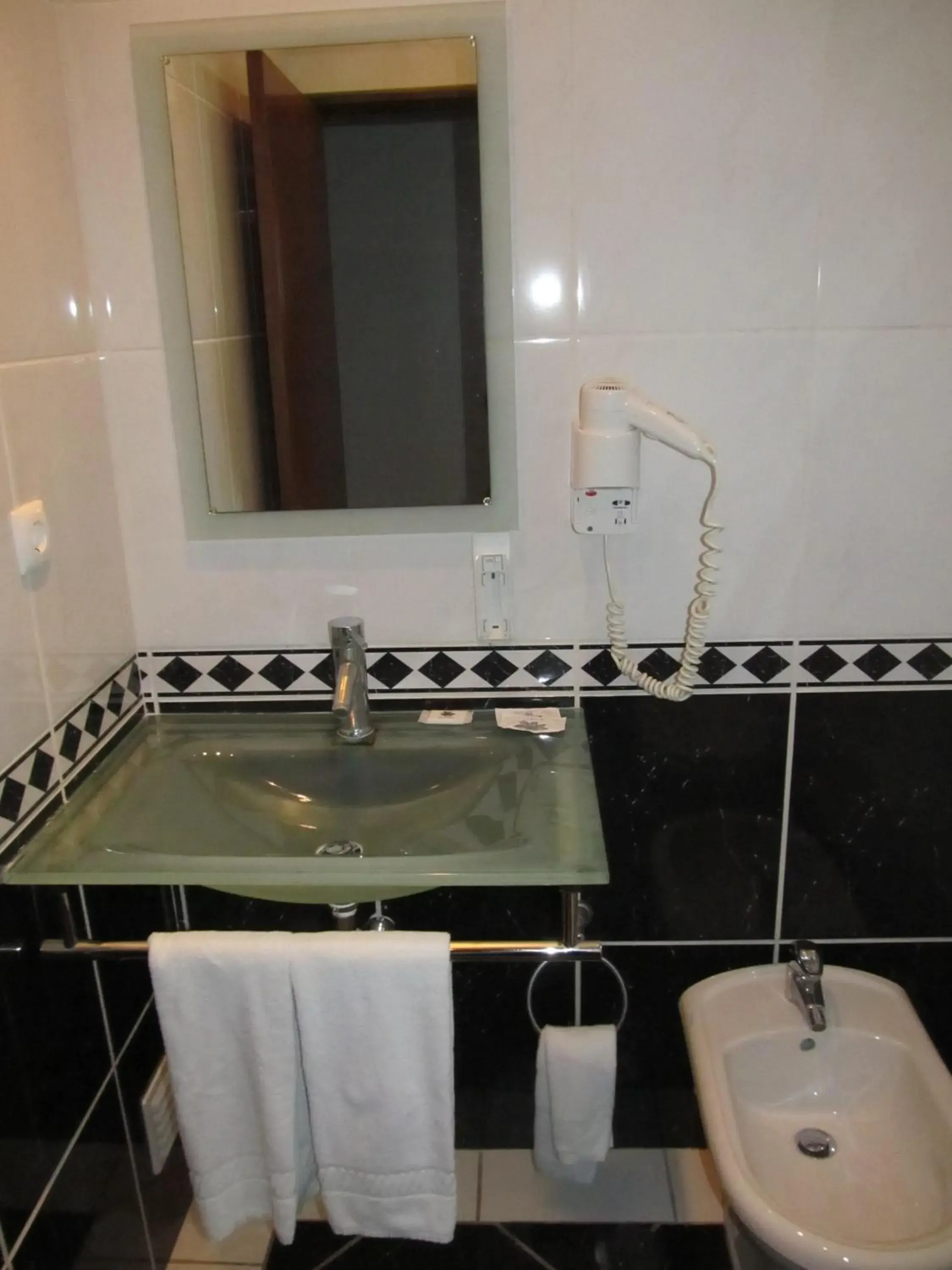 Bathroom in Hotel Avenida Praia