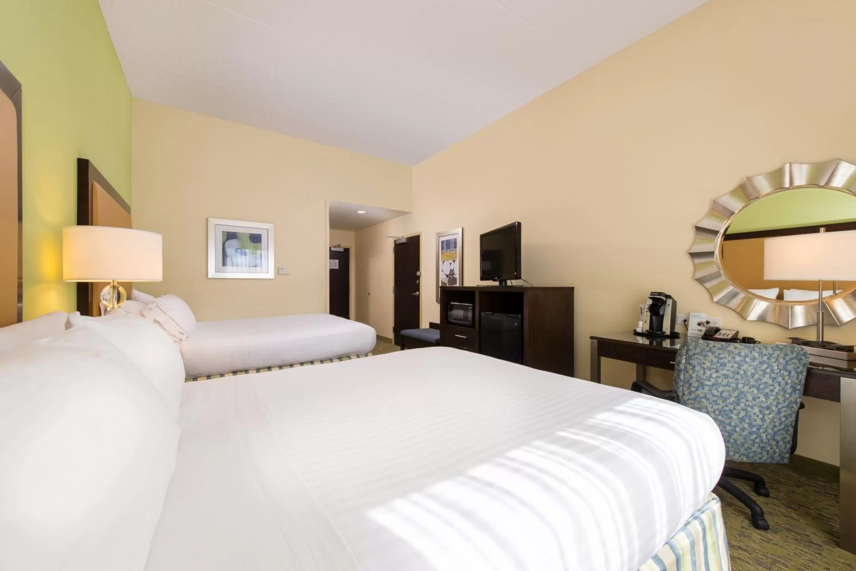 Photo of the whole room, Bed in Holiday Inn Express and Suites Dickson City by IHG