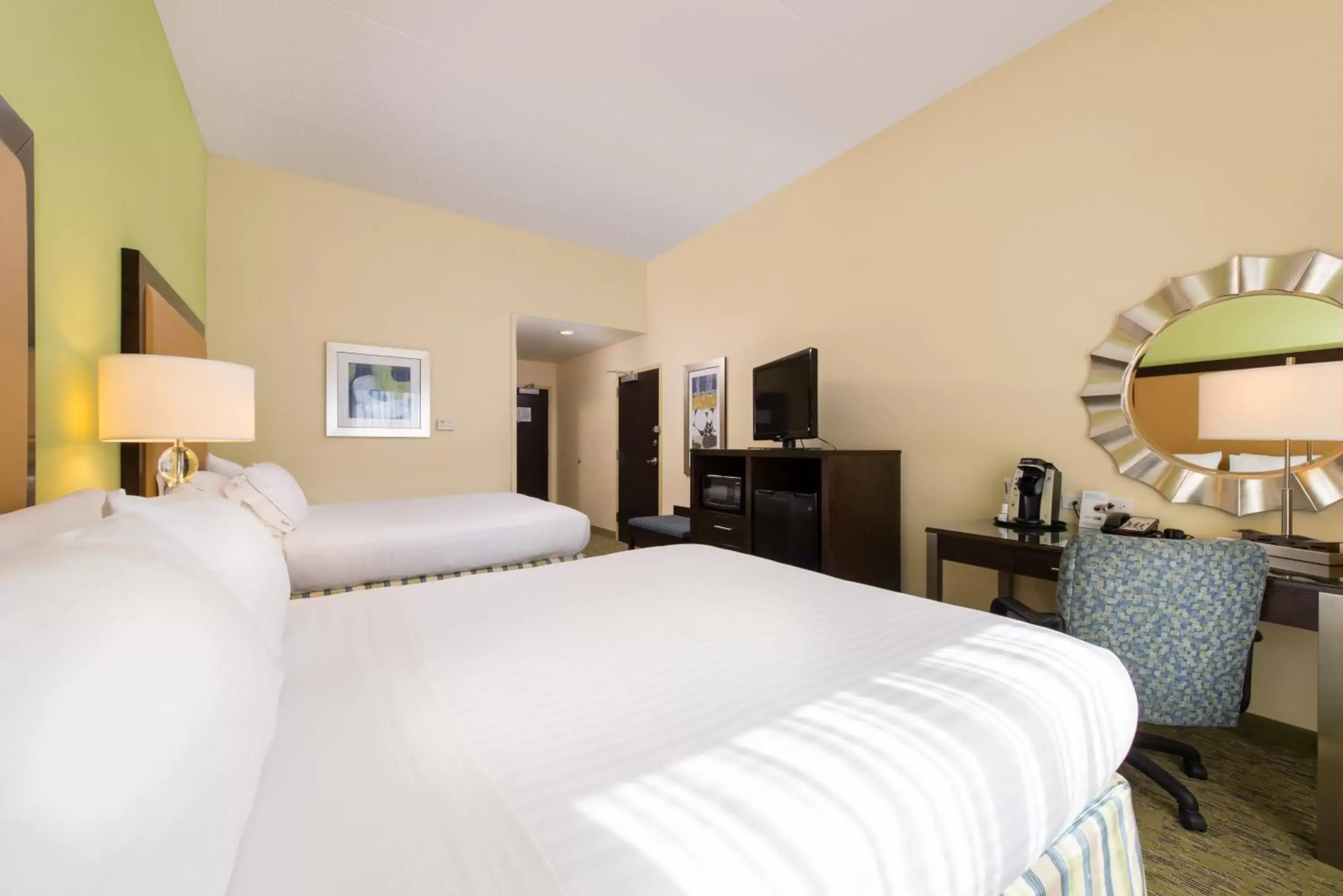 Photo of the whole room, Bed in Holiday Inn Express and Suites Dickson City, an IHG Hotel