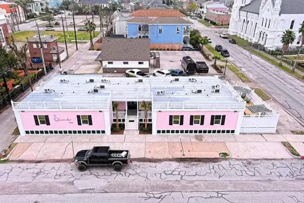 Bird's eye view, Bird's-eye View in The Oleander Hotel Room 8