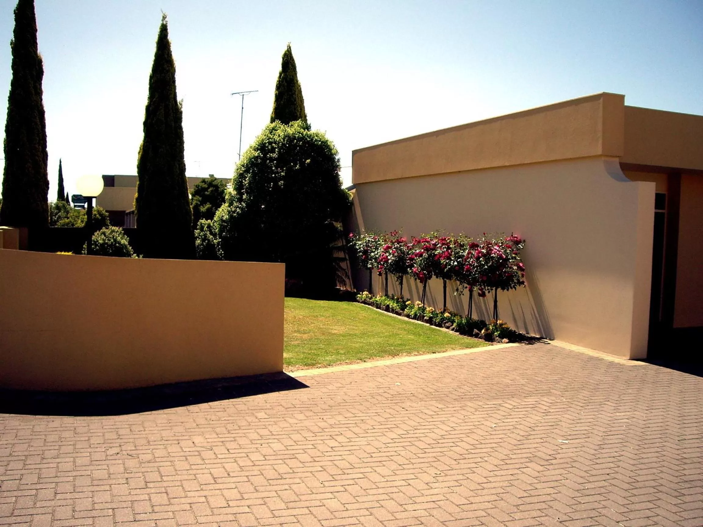 Facade/entrance in Tower Motor Inn