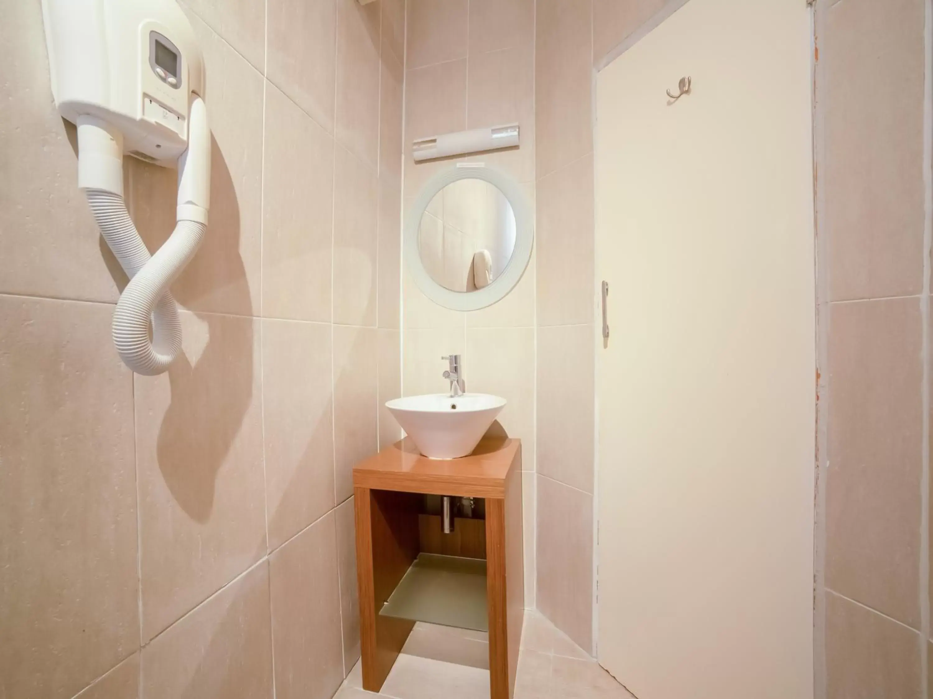 Bathroom in OYO Eagle House Hotel, St Leonards Hastings