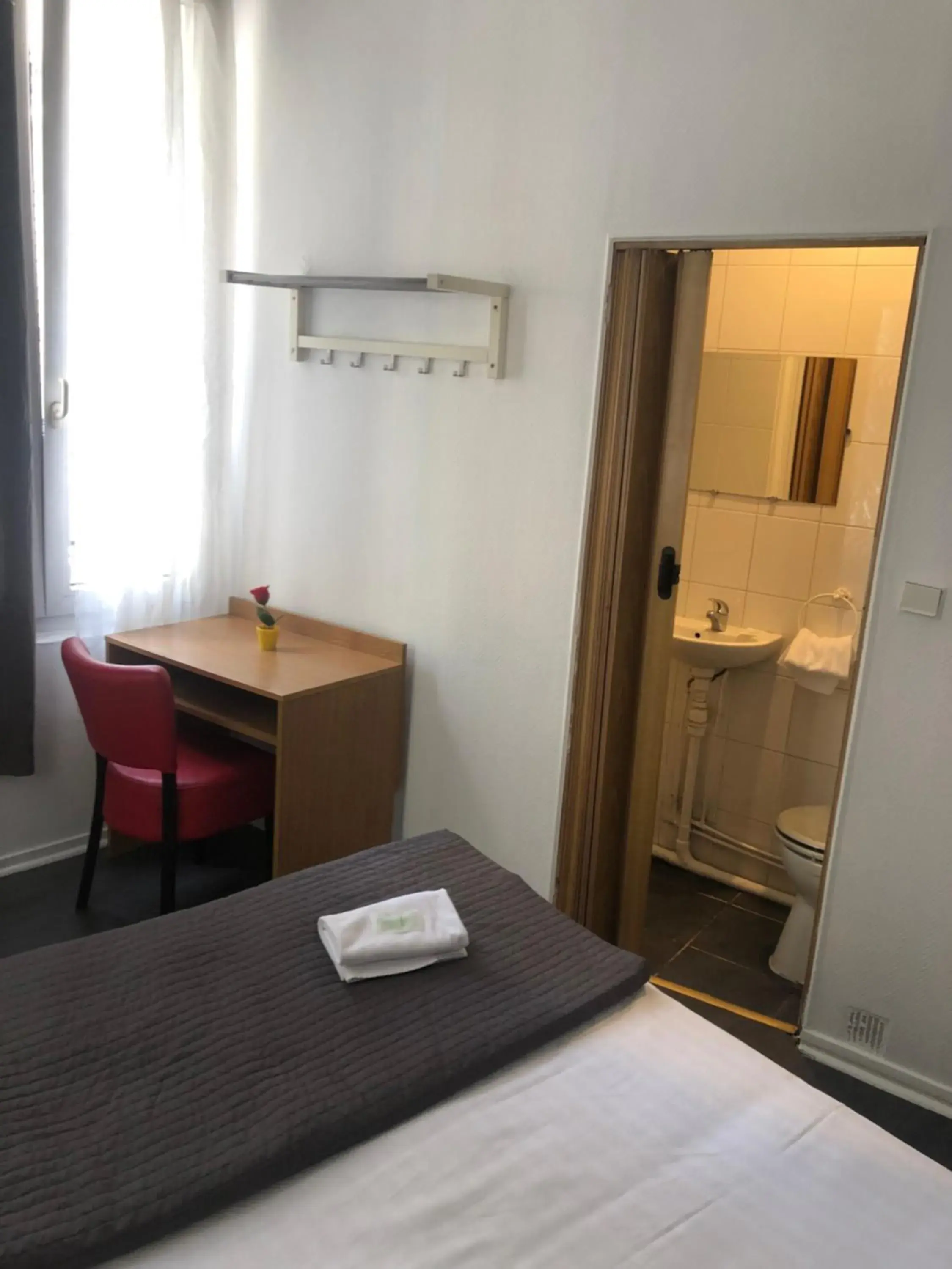 Toilet, Bed in Cosy Monceau