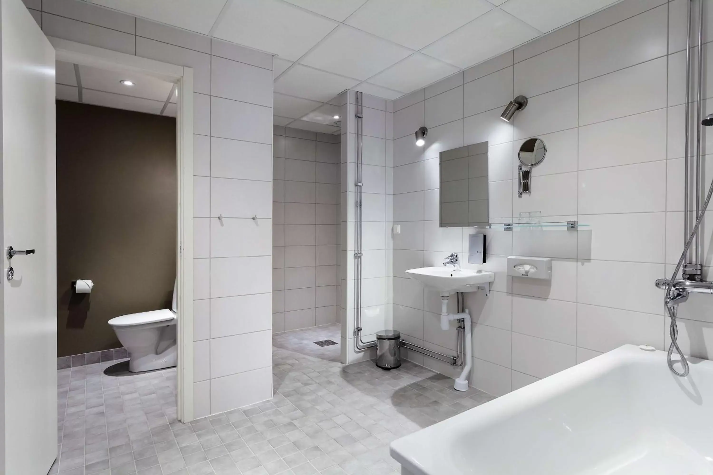 Shower, Bathroom in HOOM Park & Hotel