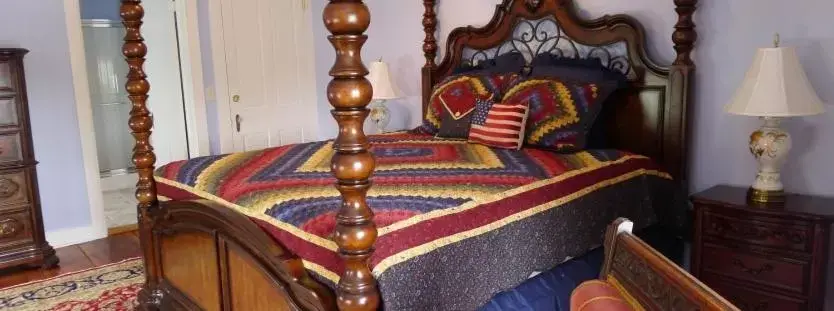 Bed in The Swope Manor Bed & Breakfast