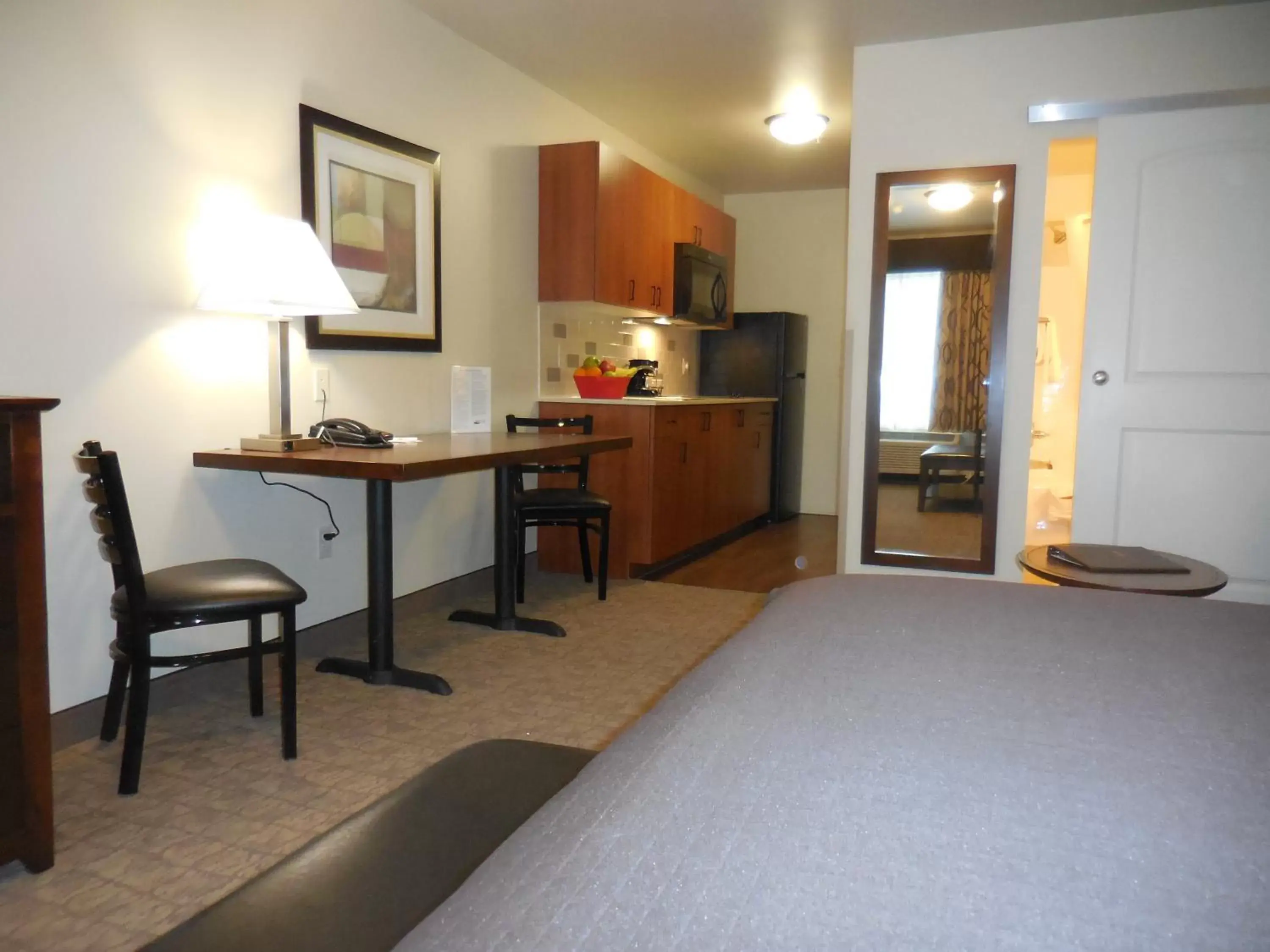 Photo of the whole room, Kitchen/Kitchenette in Aspen Suites Hotel Haines