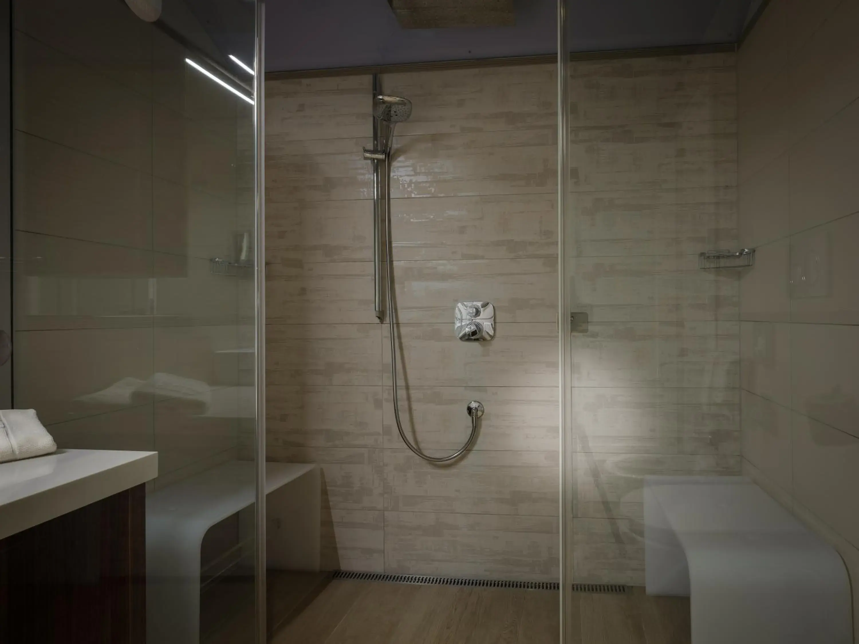 Shower, Bathroom in Parc Hotel Germano Suites & Apartments