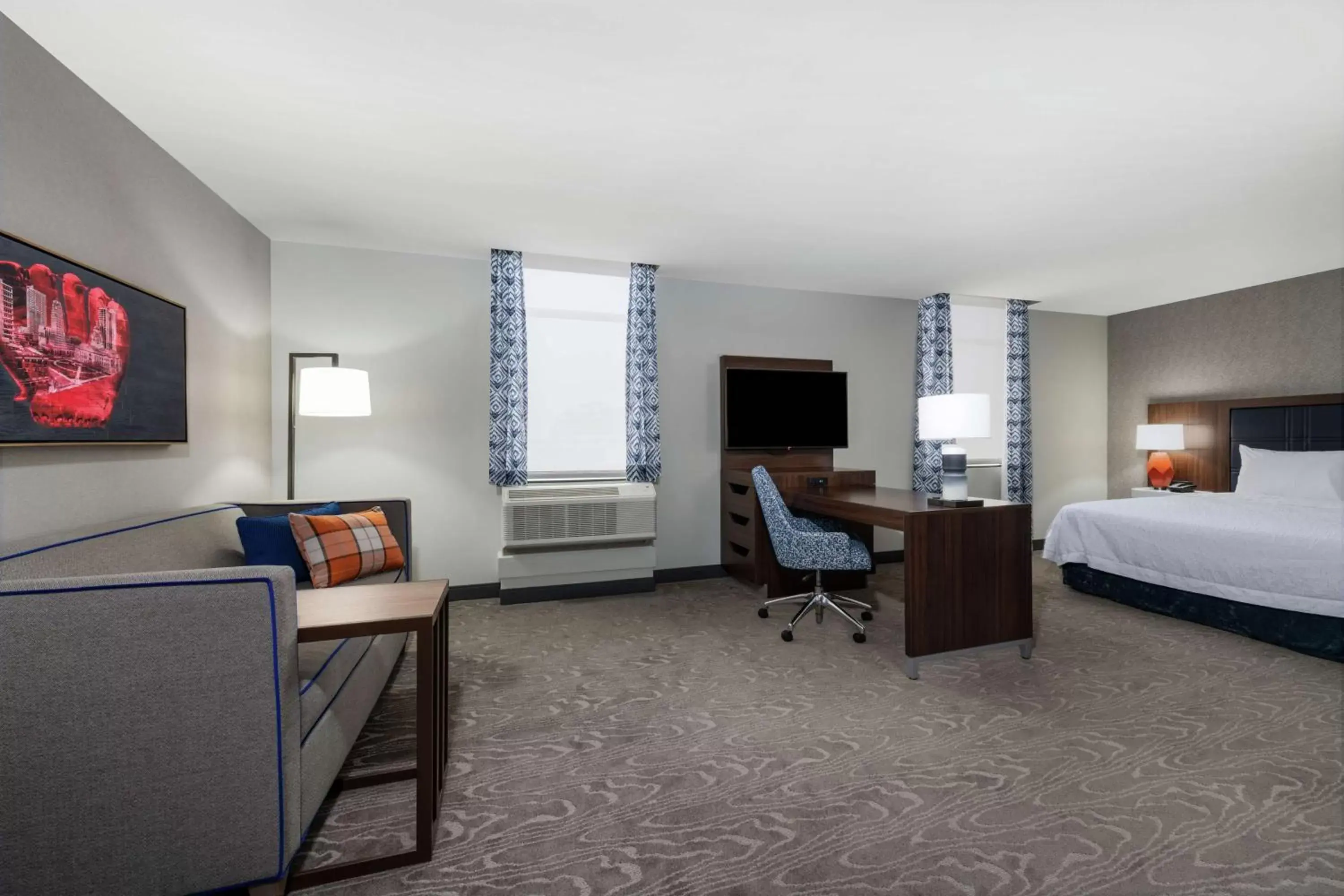 Bedroom, Seating Area in Hampton Inn & Suites Fort Wayne Downtown