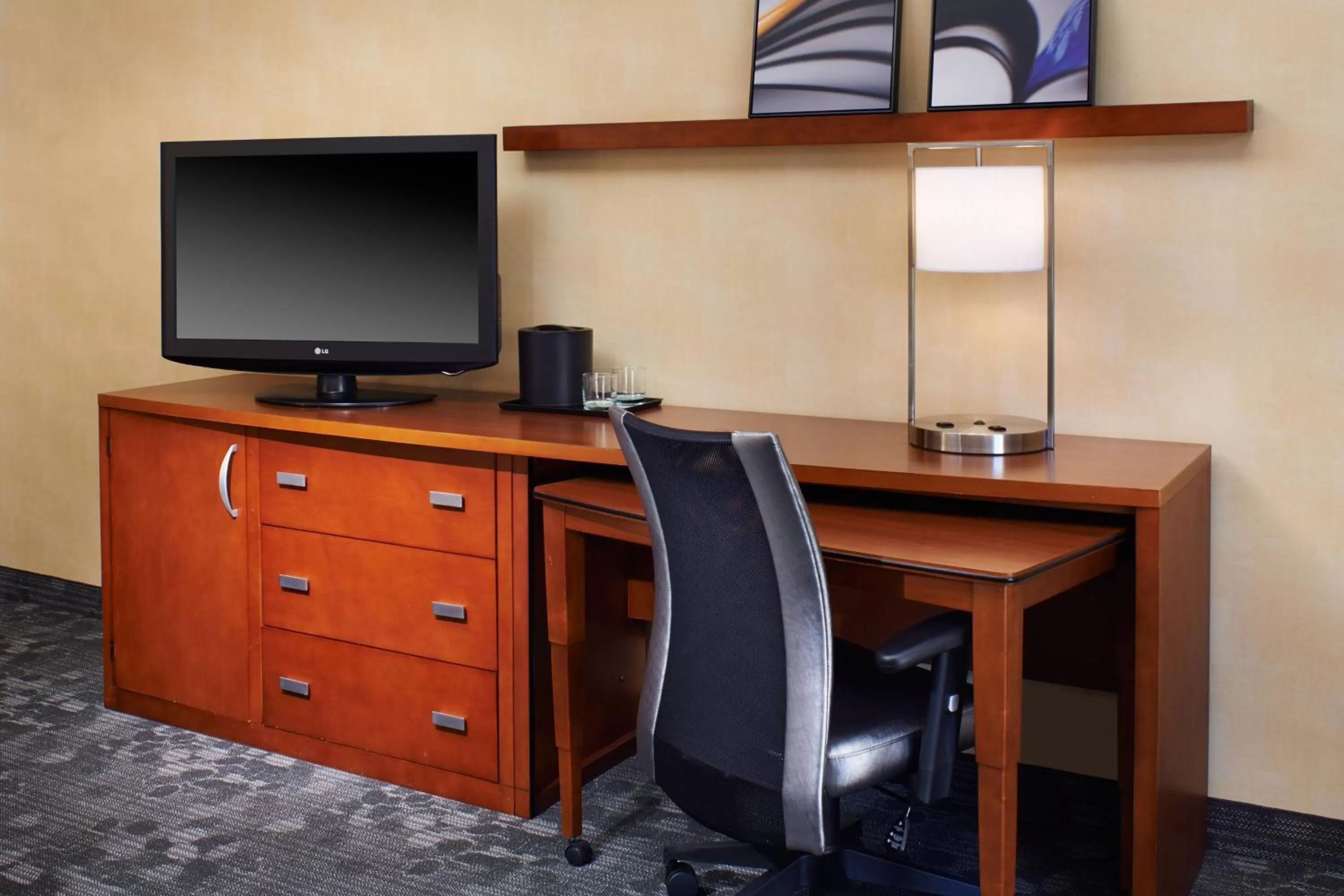 Photo of the whole room in Courtyard Columbus Dublin