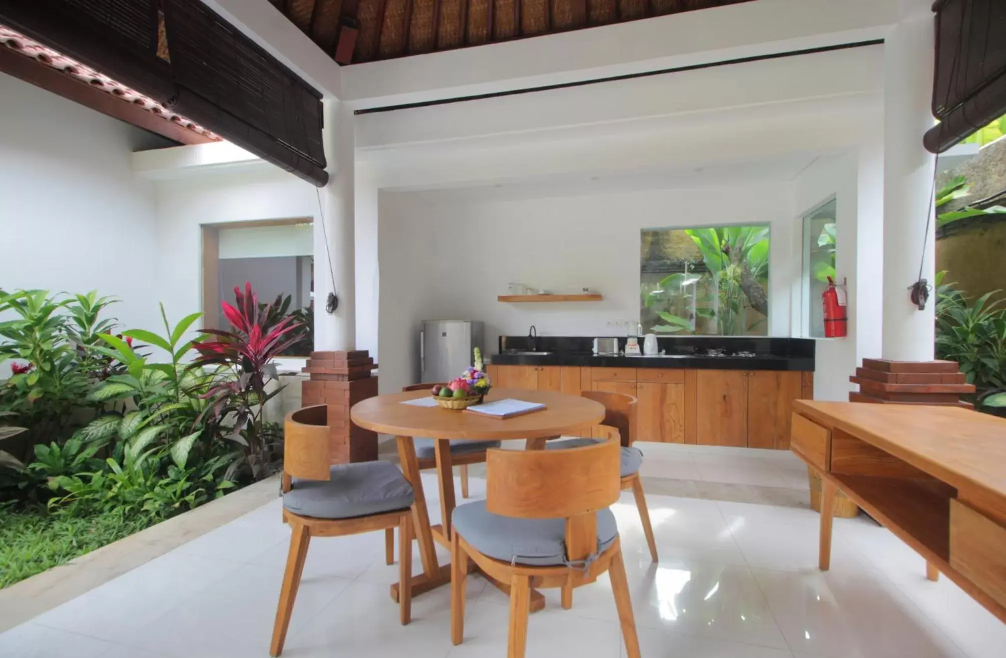 Kitchen or kitchenette, Dining Area in Sagara Villas and Suites Sanur