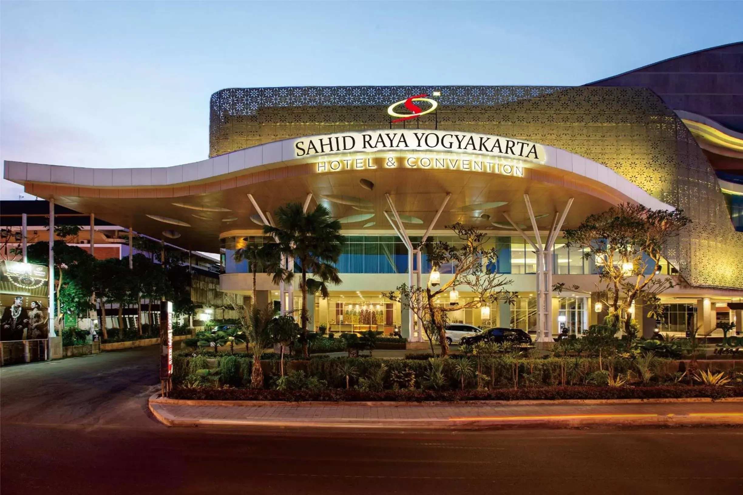 Facade/entrance in Sahid Raya Hotel & Convention Yogyakarta Facade/entrance in Sahid Raya Hotel & Convention Yogyakarta