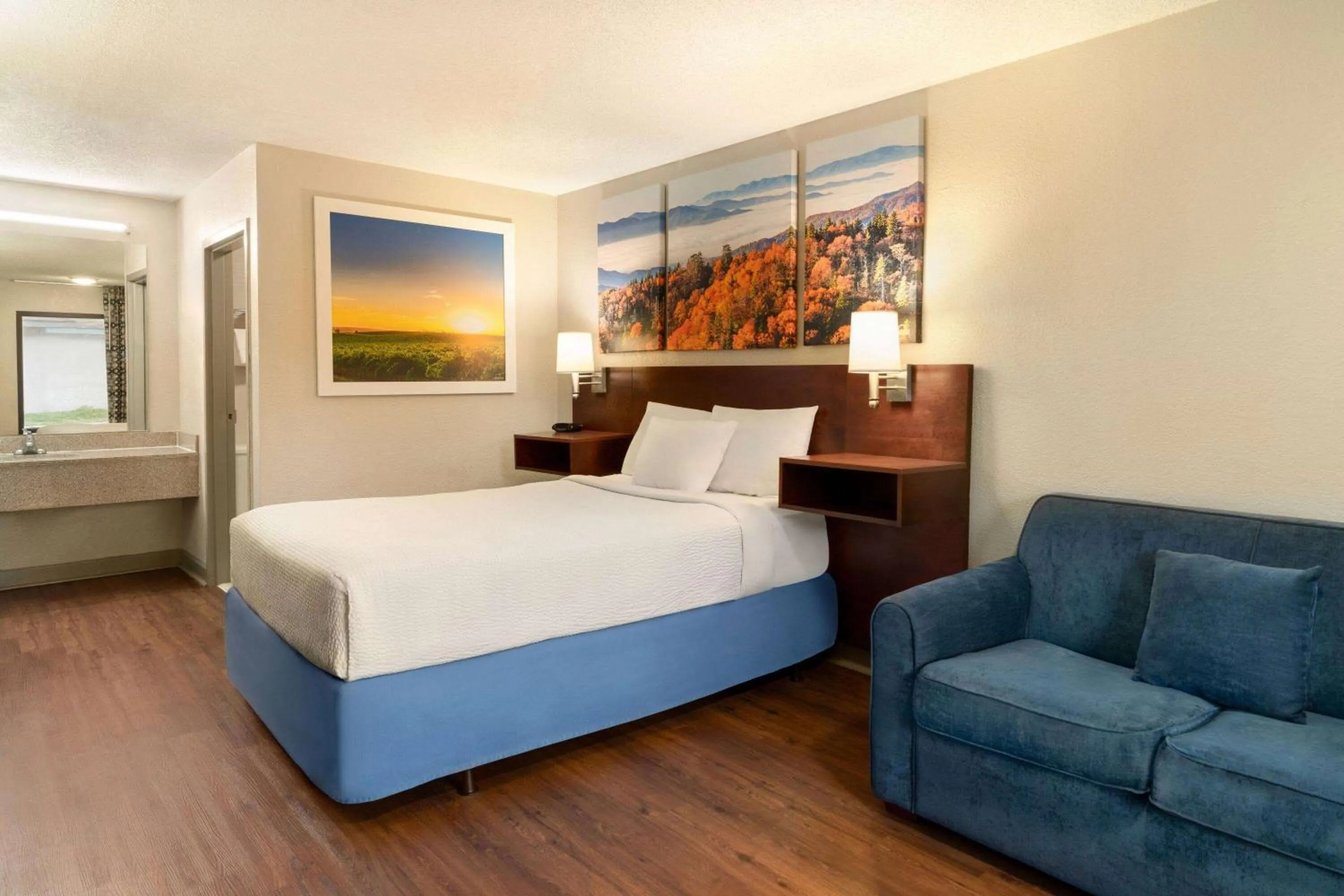 Photo of the whole room, Bed in Days Inn by Wyndham Dillon
