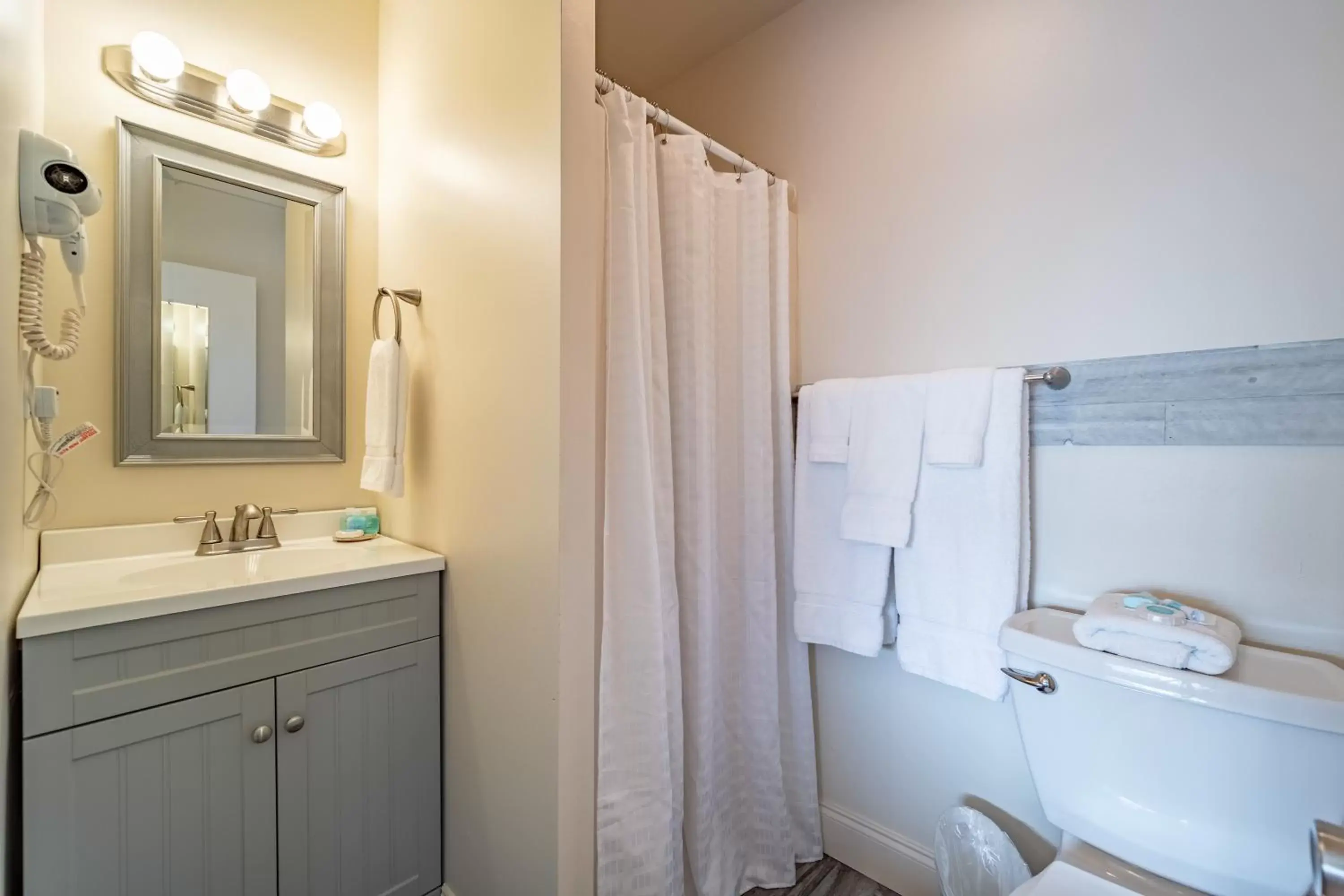 Shower, Bathroom in Ocean Glass Inn