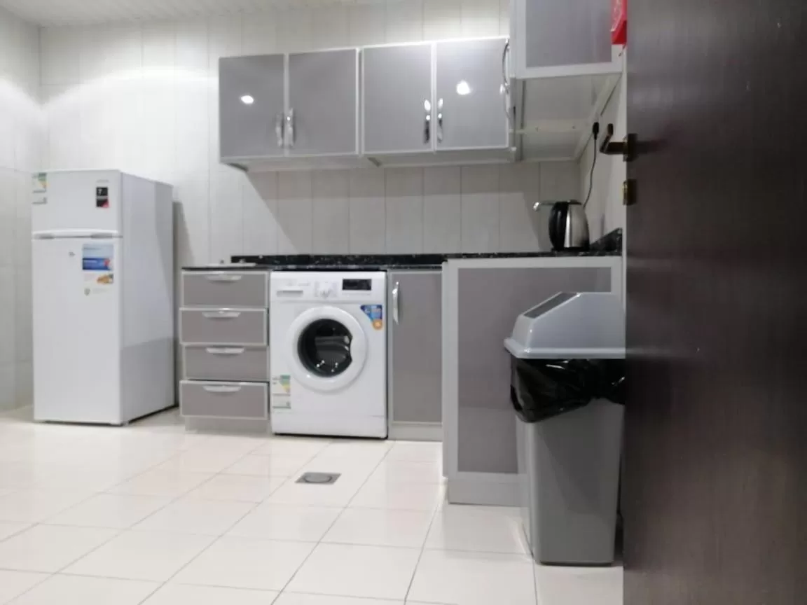 Kitchen or kitchenette in شقق درر رامه للشقق المخدومة 10