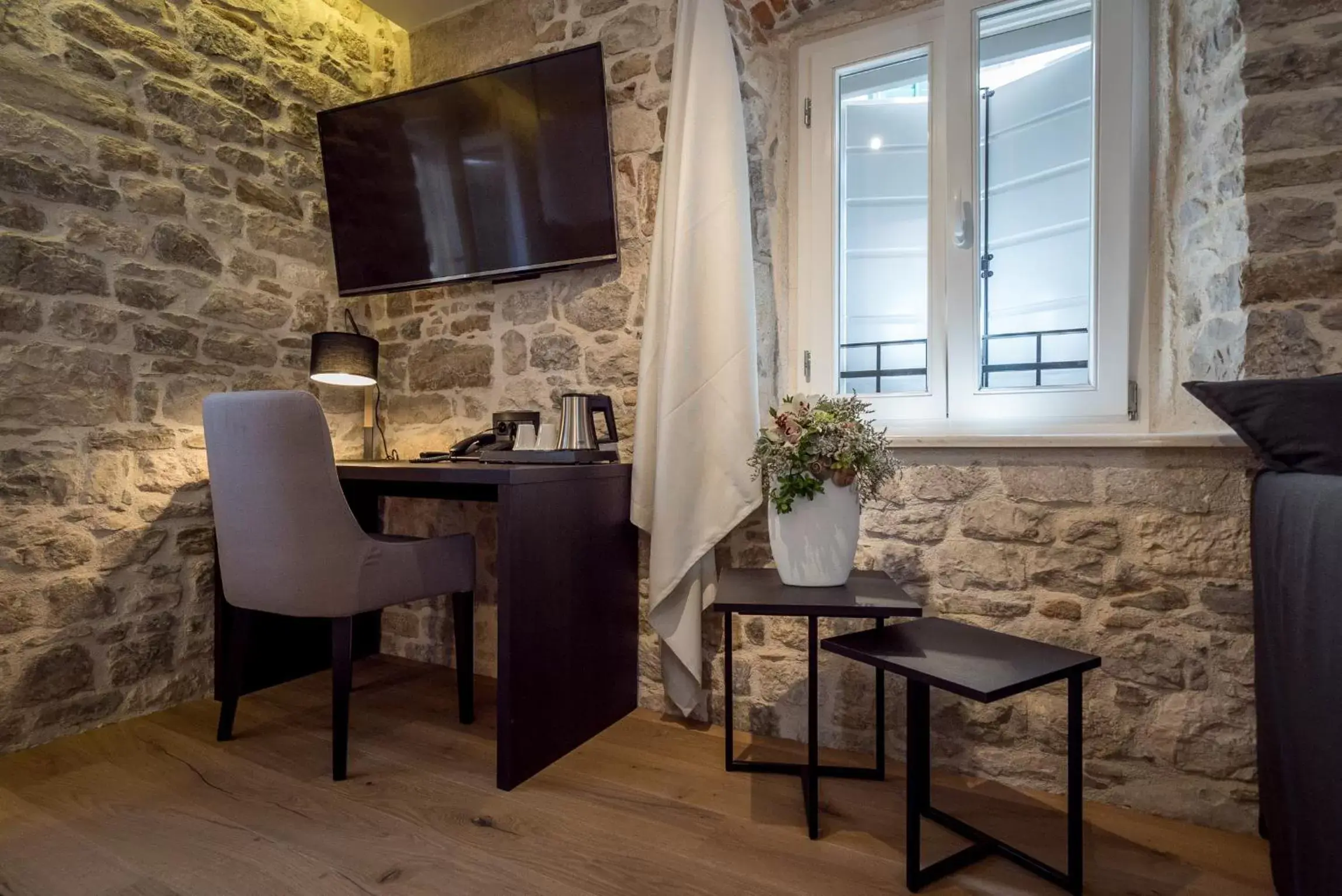 Bedroom, TV/Entertainment Center in Murum Heritage Hotel