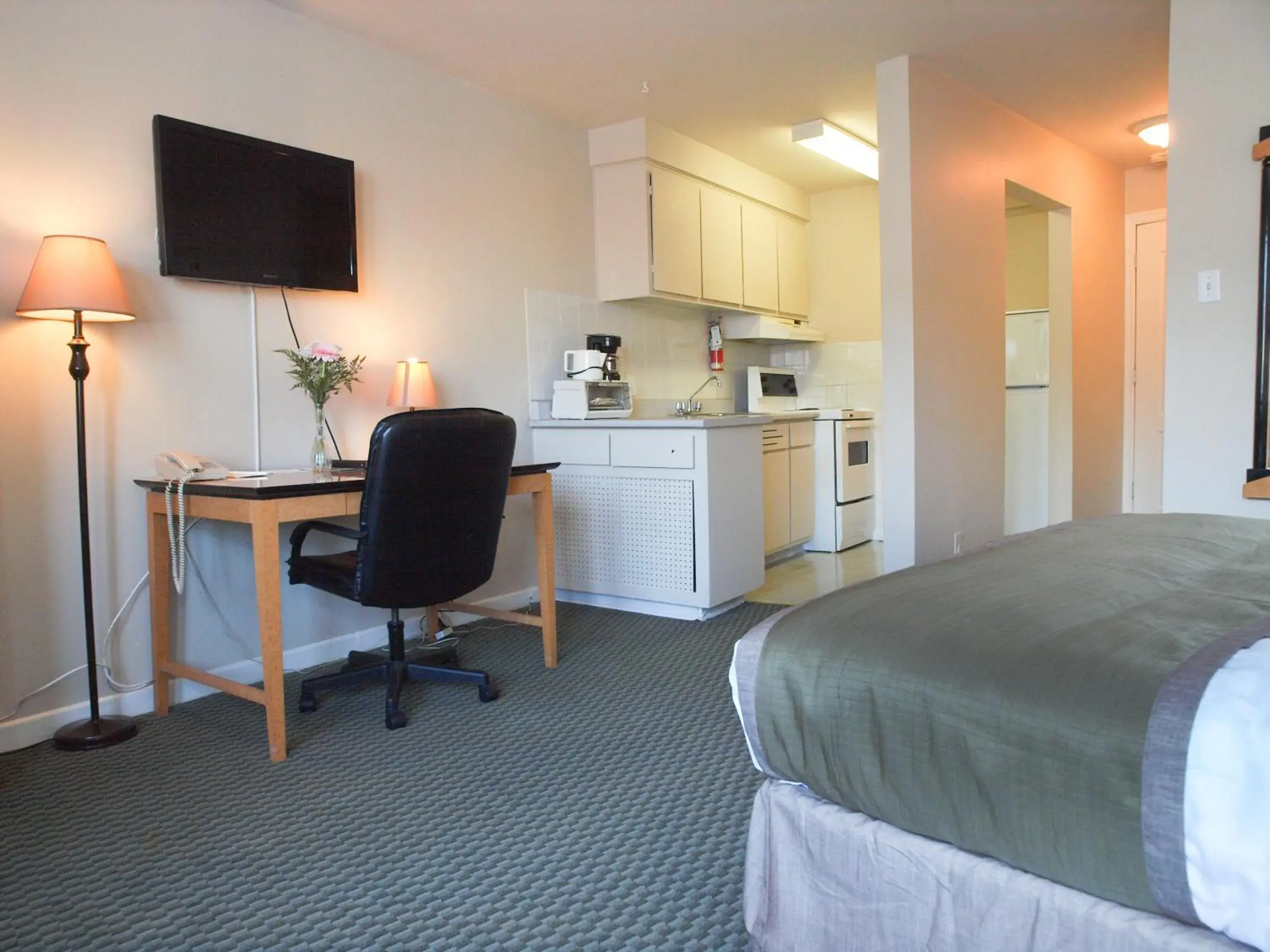 Bed, TV/Entertainment Center in Beausejour Hotel Apartments/Hotel Dorval