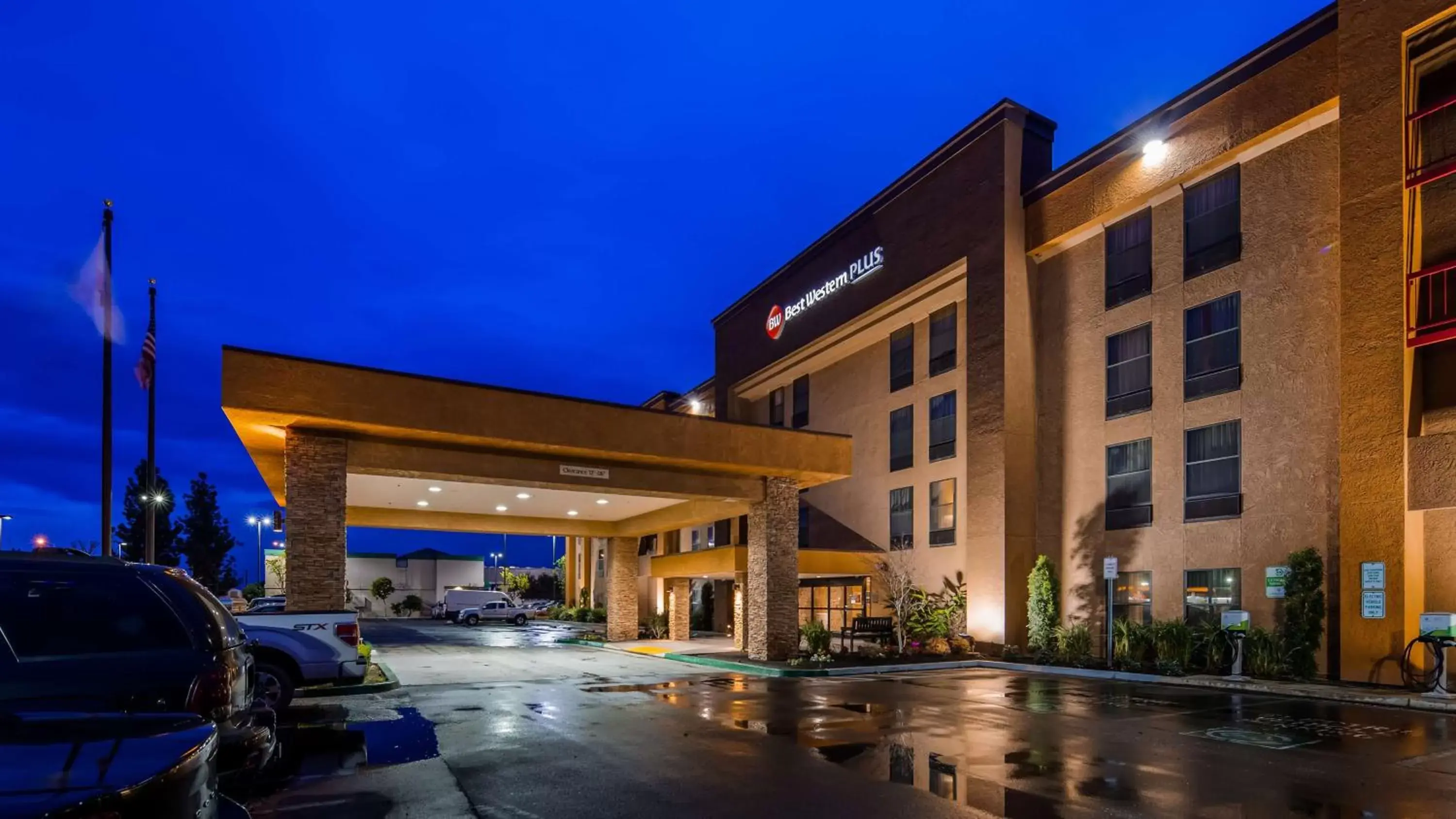 Property Building in Best Western Plus Fresno Airport Hotel