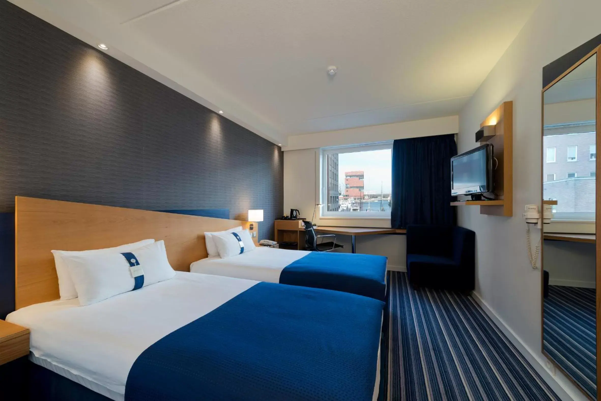 Photo of the whole room, Bed in Holiday Inn Express Antwerpen City North, an IHG Hotel