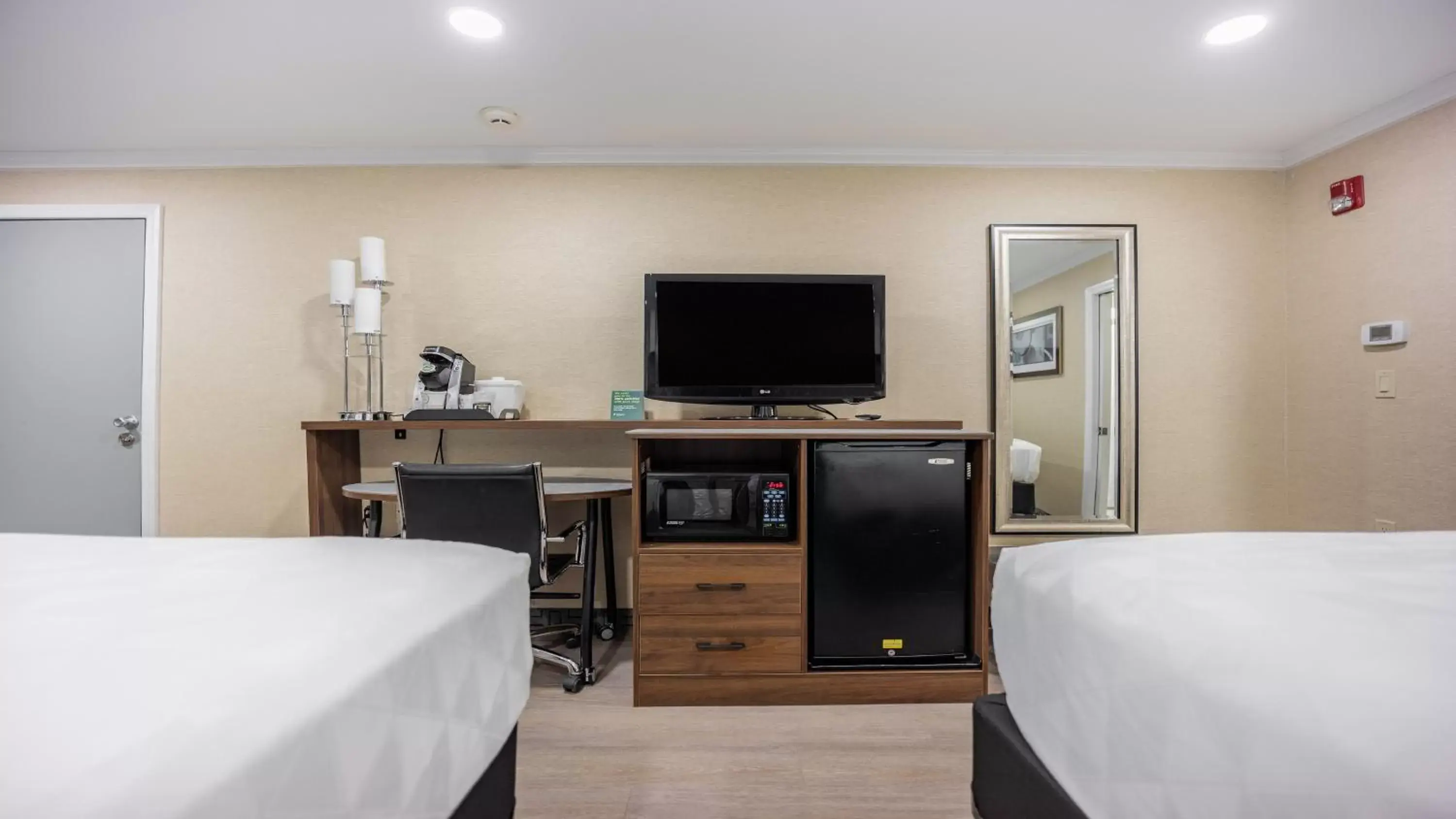 Standard King Room in Holiday Inn Plainview-Long Island by IHG Standard King Room in Holiday Inn Plainview-Long Island by IHG