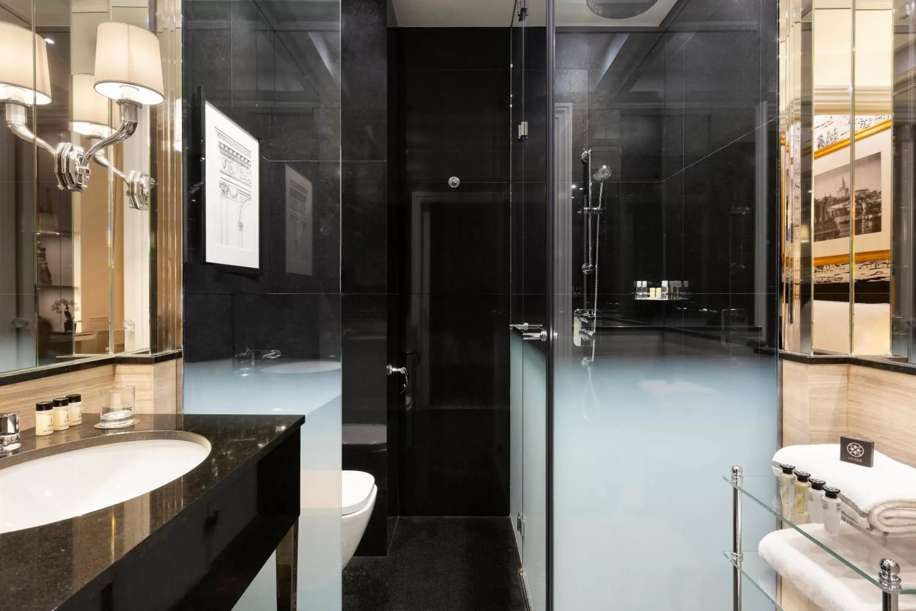 Shower, Bathroom in Hôtel Keppler
