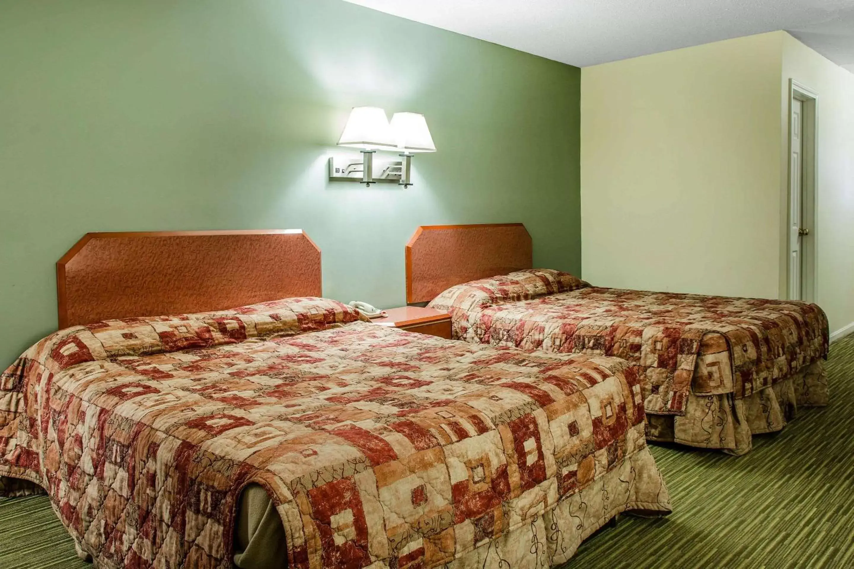 Photo of the whole room, Bed in Rodeway Inn Groton