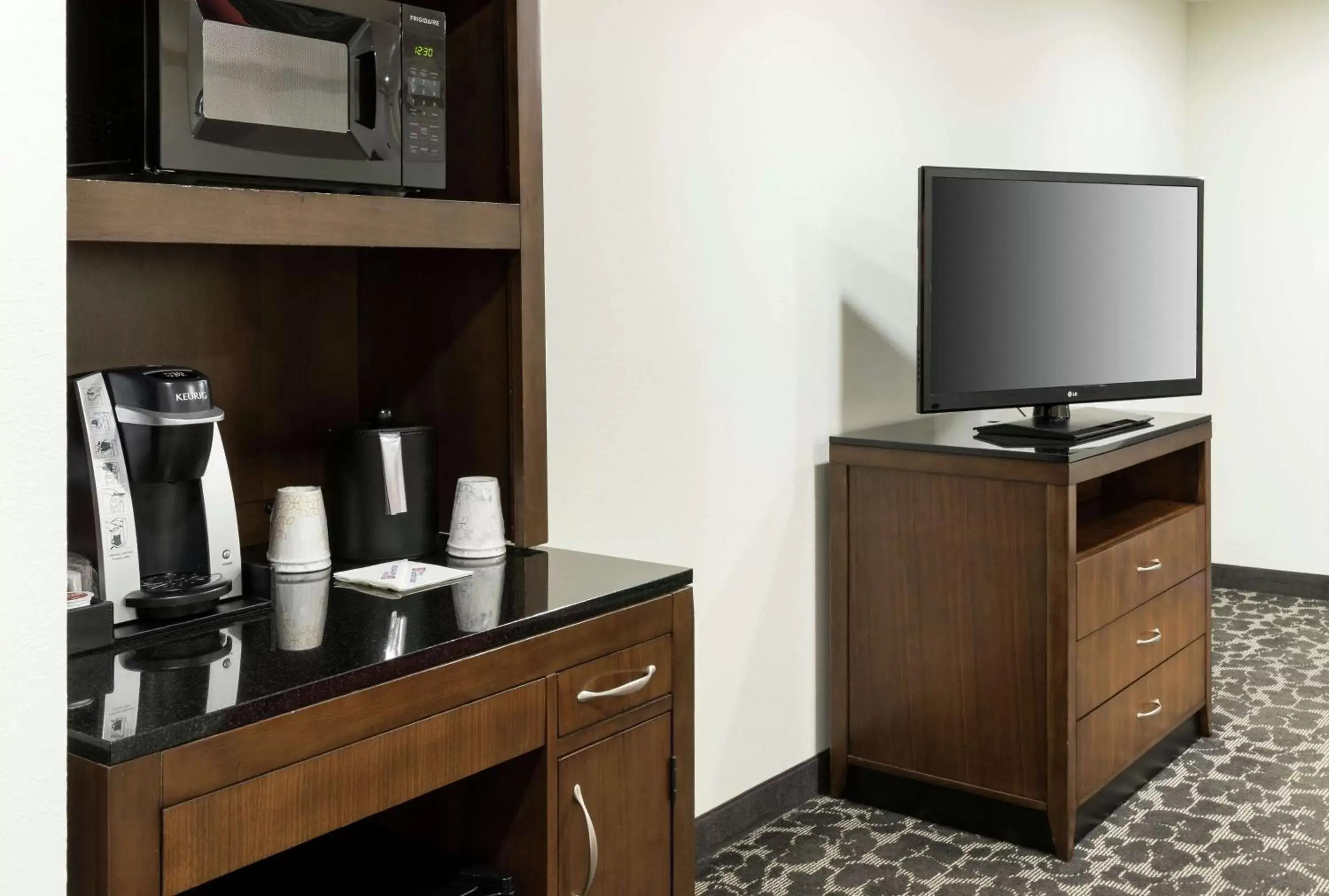 Bedroom, TV/Entertainment Center in Hilton Garden Inn Charleston Waterfront/Downtown