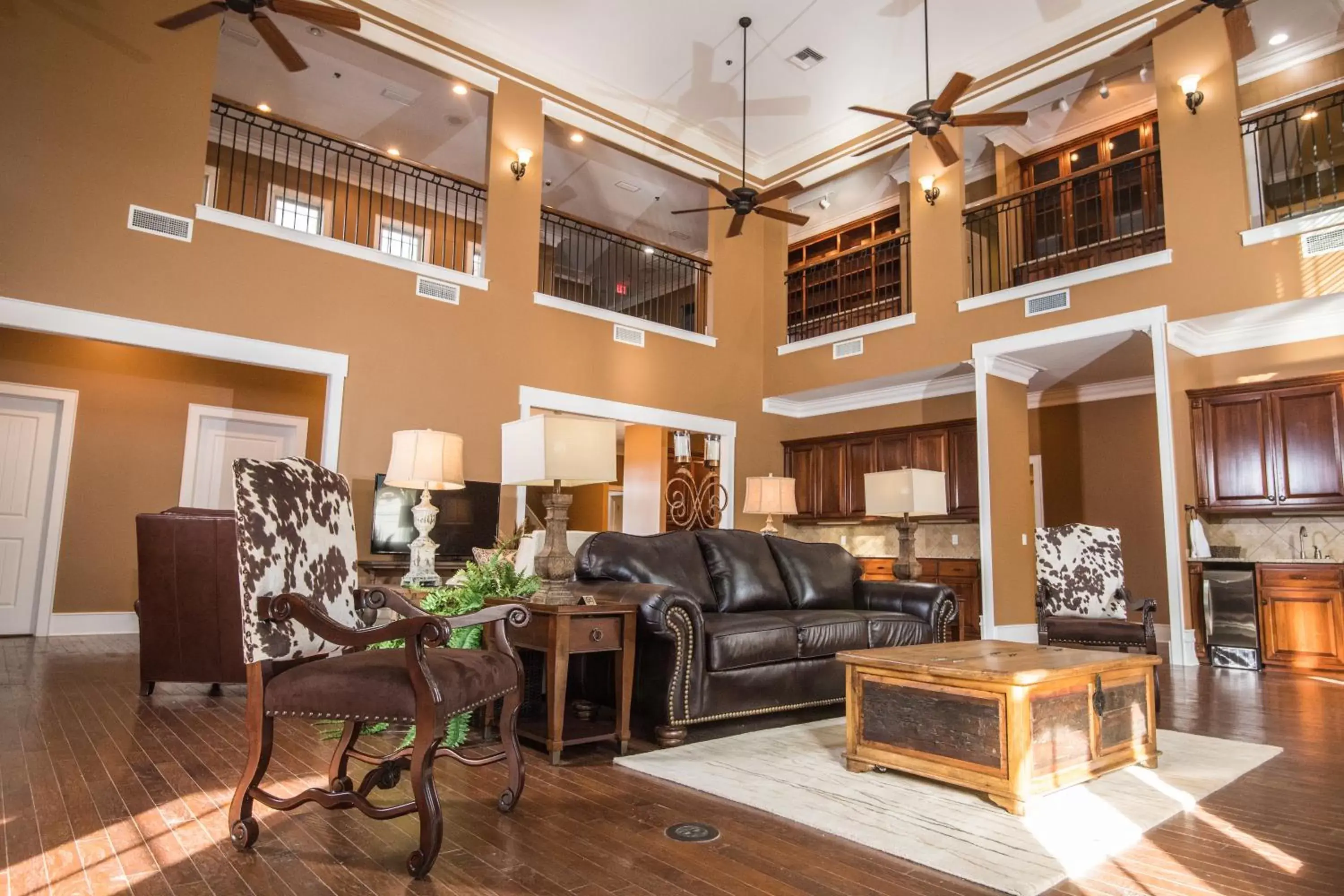 Living room, Lobby/Reception in Magnolia Creek Lodge