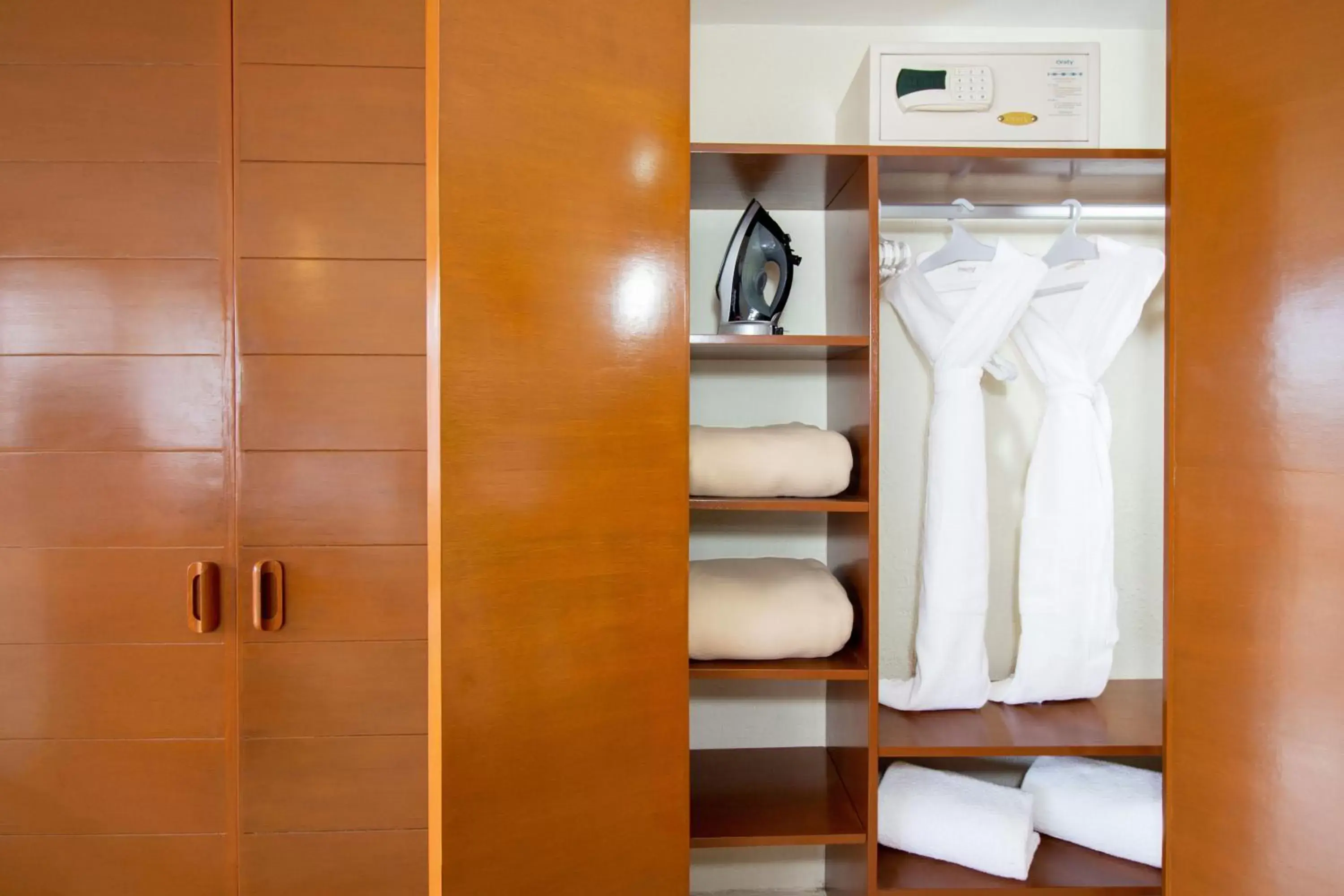 wardrobe, Bathroom in Plaza Pelicanos Grand Beach Resort All Inclusive