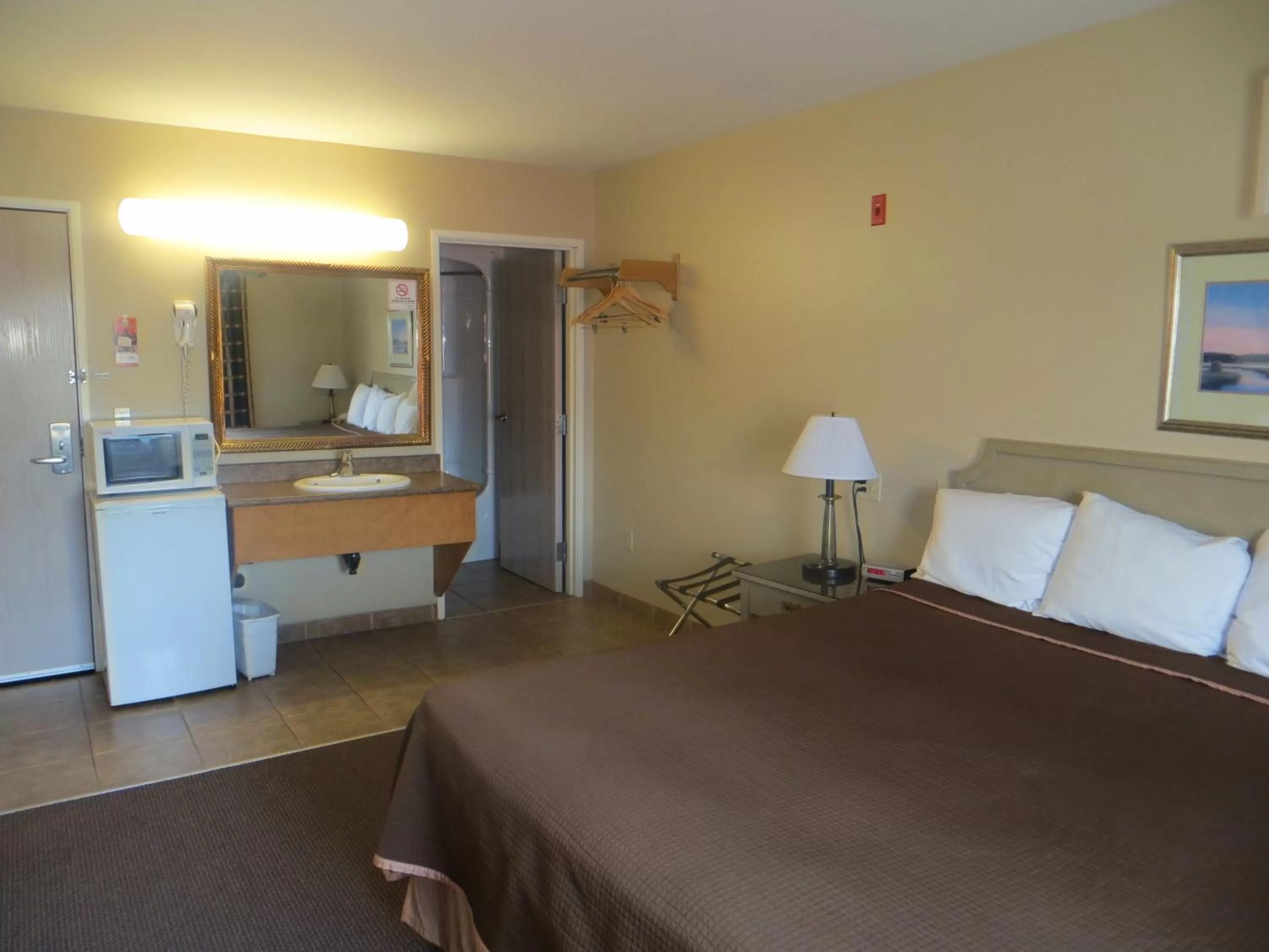 Bedroom, Bed in London Travel Inn