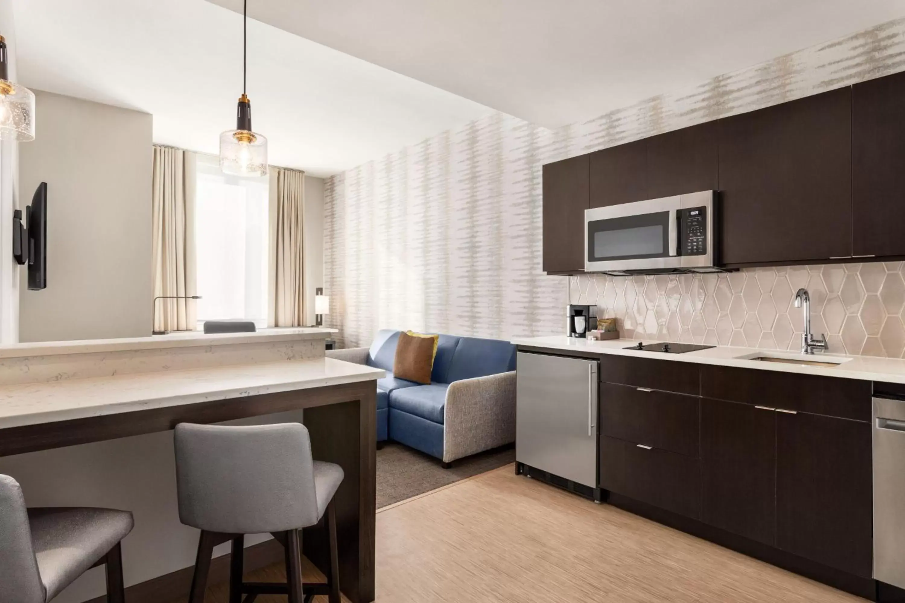 Bedroom, Kitchen/Kitchenette in Residence Inn by Marriott New York JFK Airport