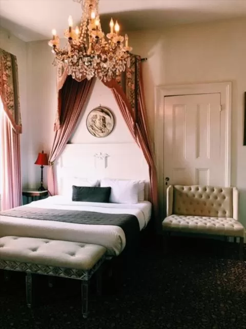 Bedroom, Bed in Lafitte Hotel & Bar