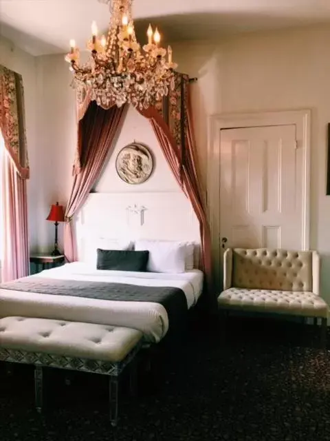 Bedroom, Bed in Lafitte Hotel & Bar