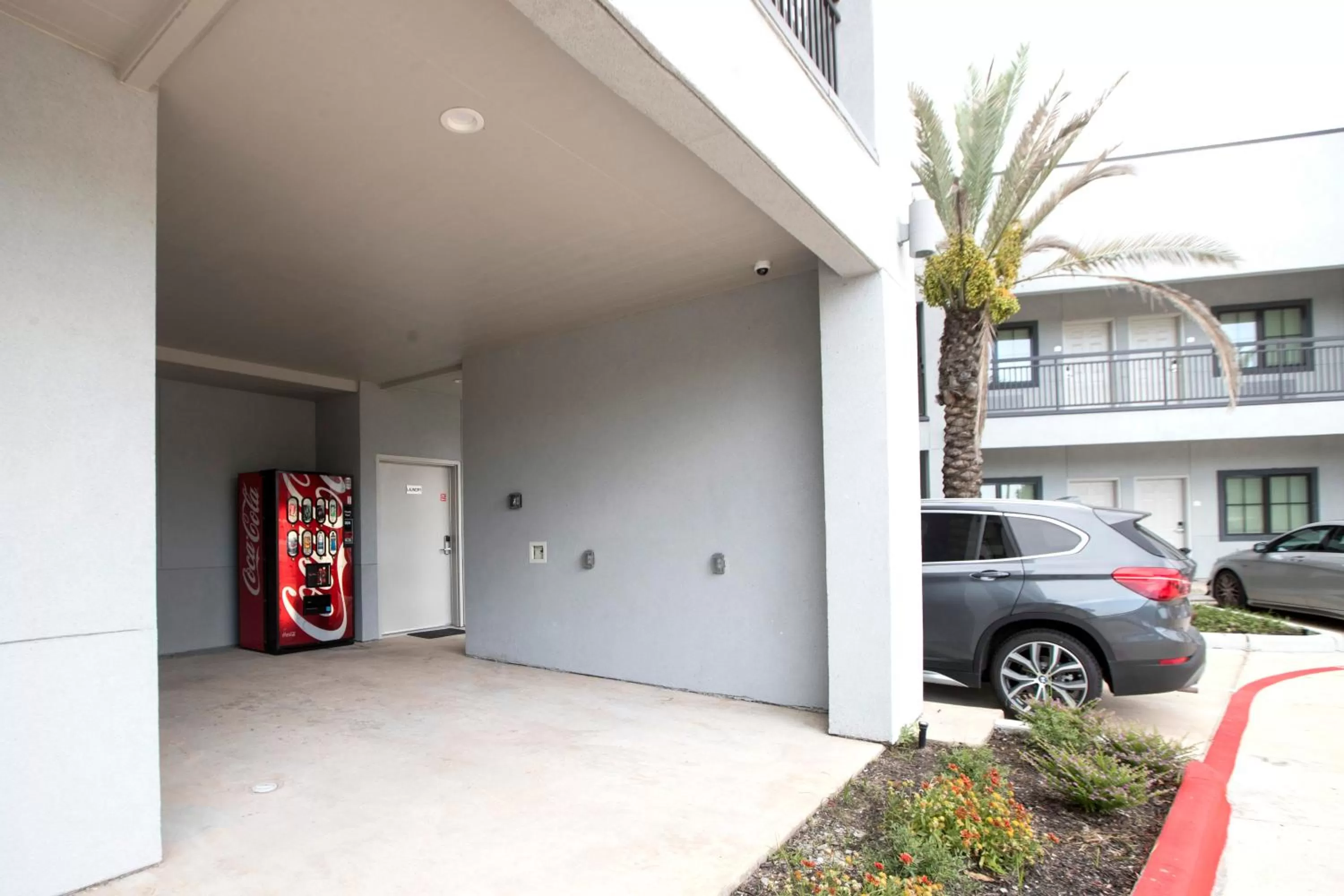 Area and facilities in House Hotel