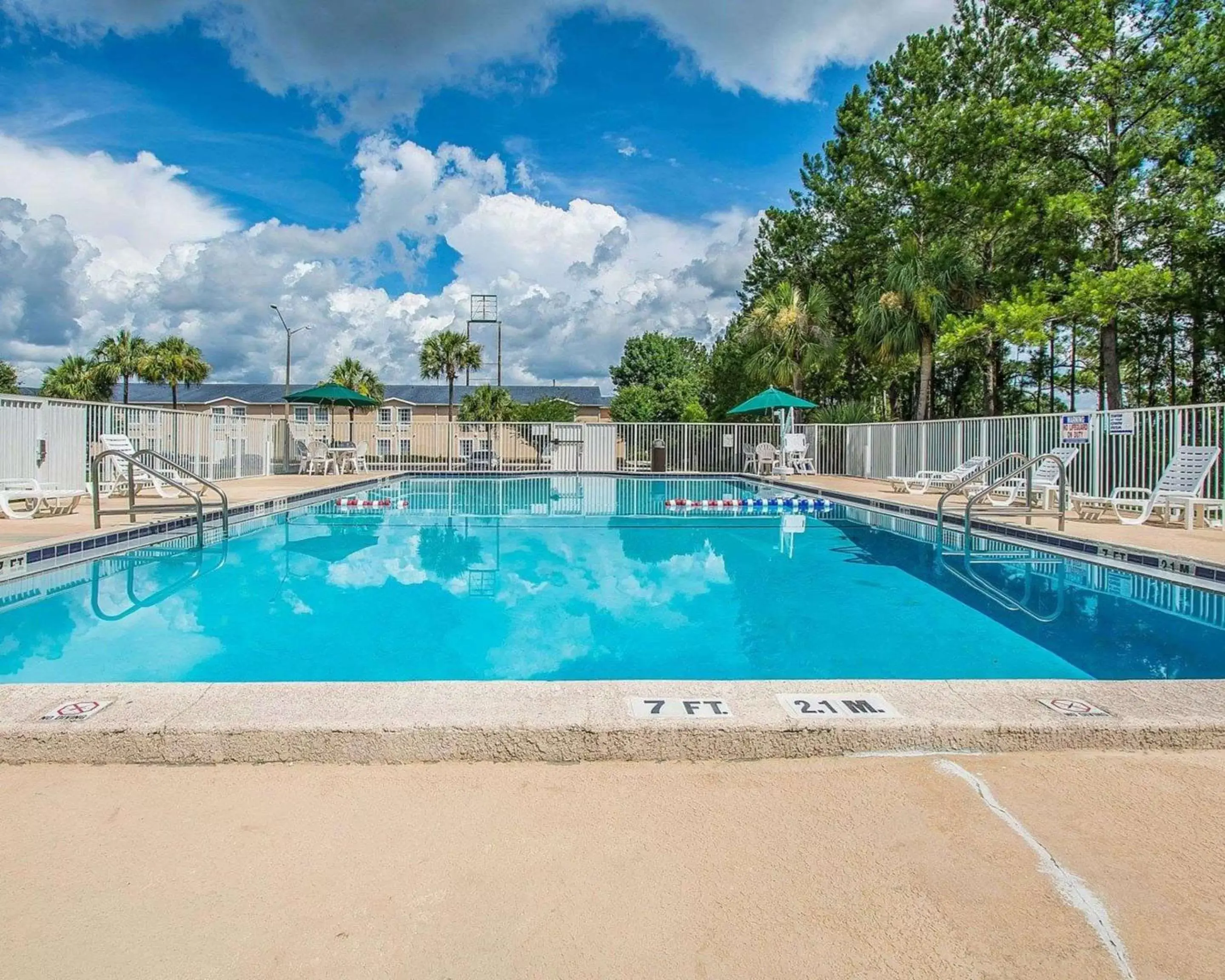 On site, Swimming Pool in Rodeway Inn Gainesville - University Area