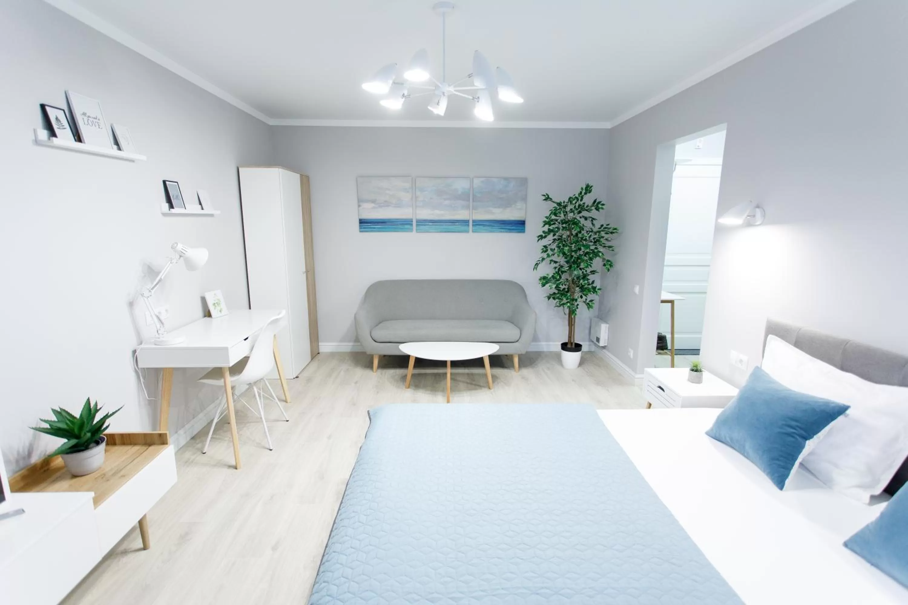 Decorative detail, Bed in Apart-Hotel LAVINA з ДЖАКУЗІ