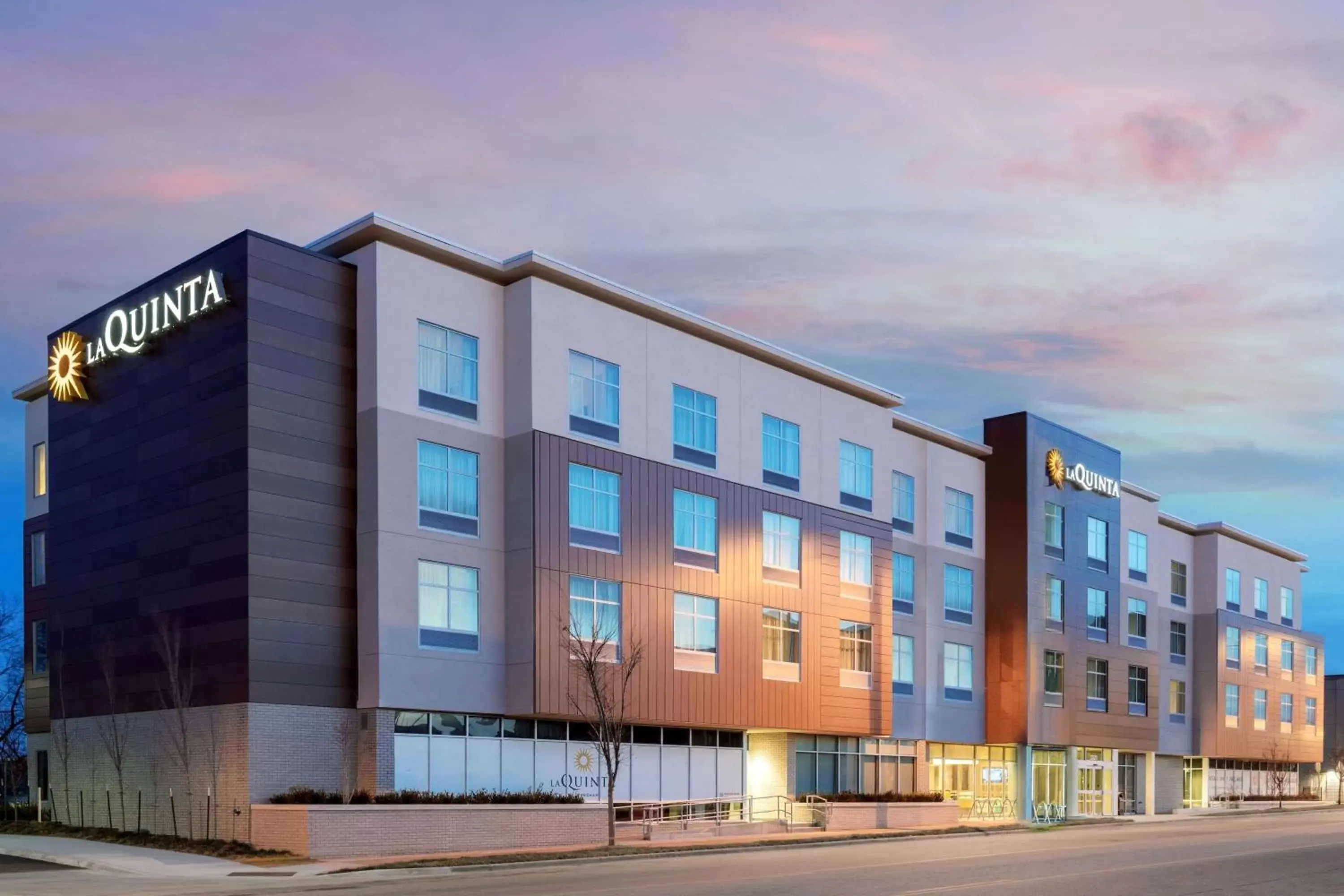 Property building in La Quinta Inn & Suites by Wyndham Kansas City Beacon Hill