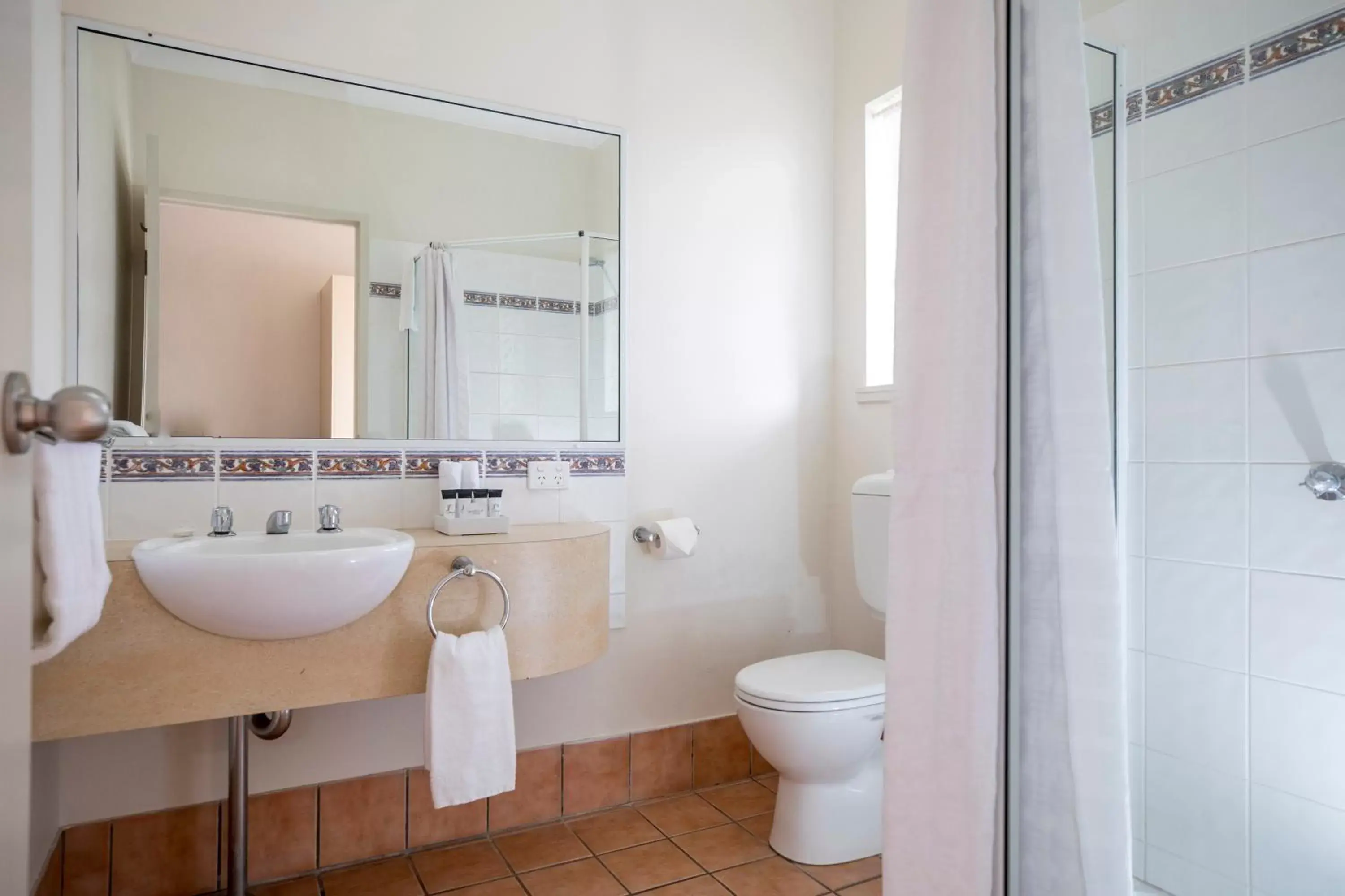 Bathroom in Emerald Maraboon Motor Inn