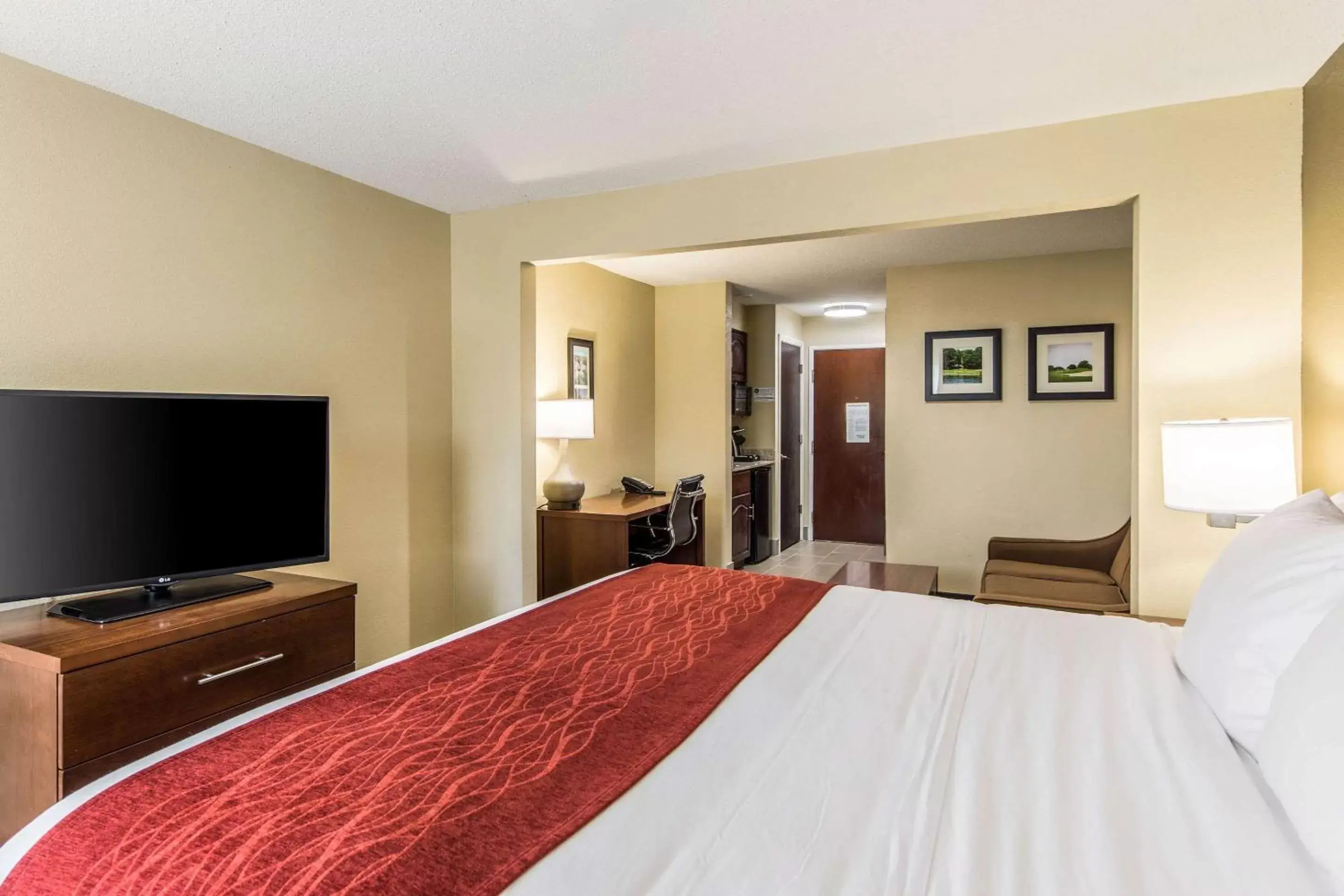 Photo of the whole room, Bed in Comfort Inn & Suites Greenwood near University