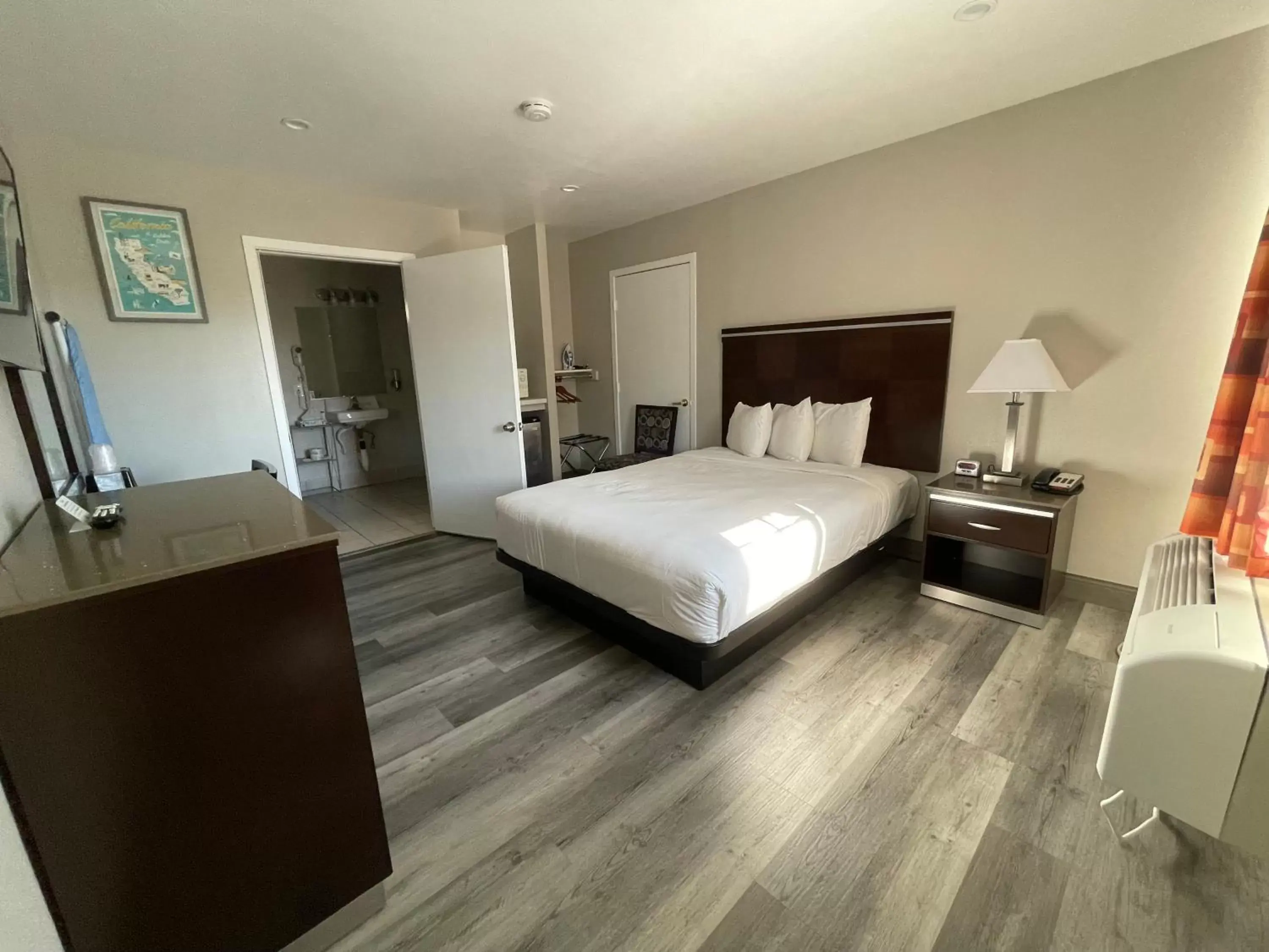 Photo of the whole room, Bed in University Inn at San Luis Obispo Photo of the whole room, Bed in University Inn at San Luis Obispo