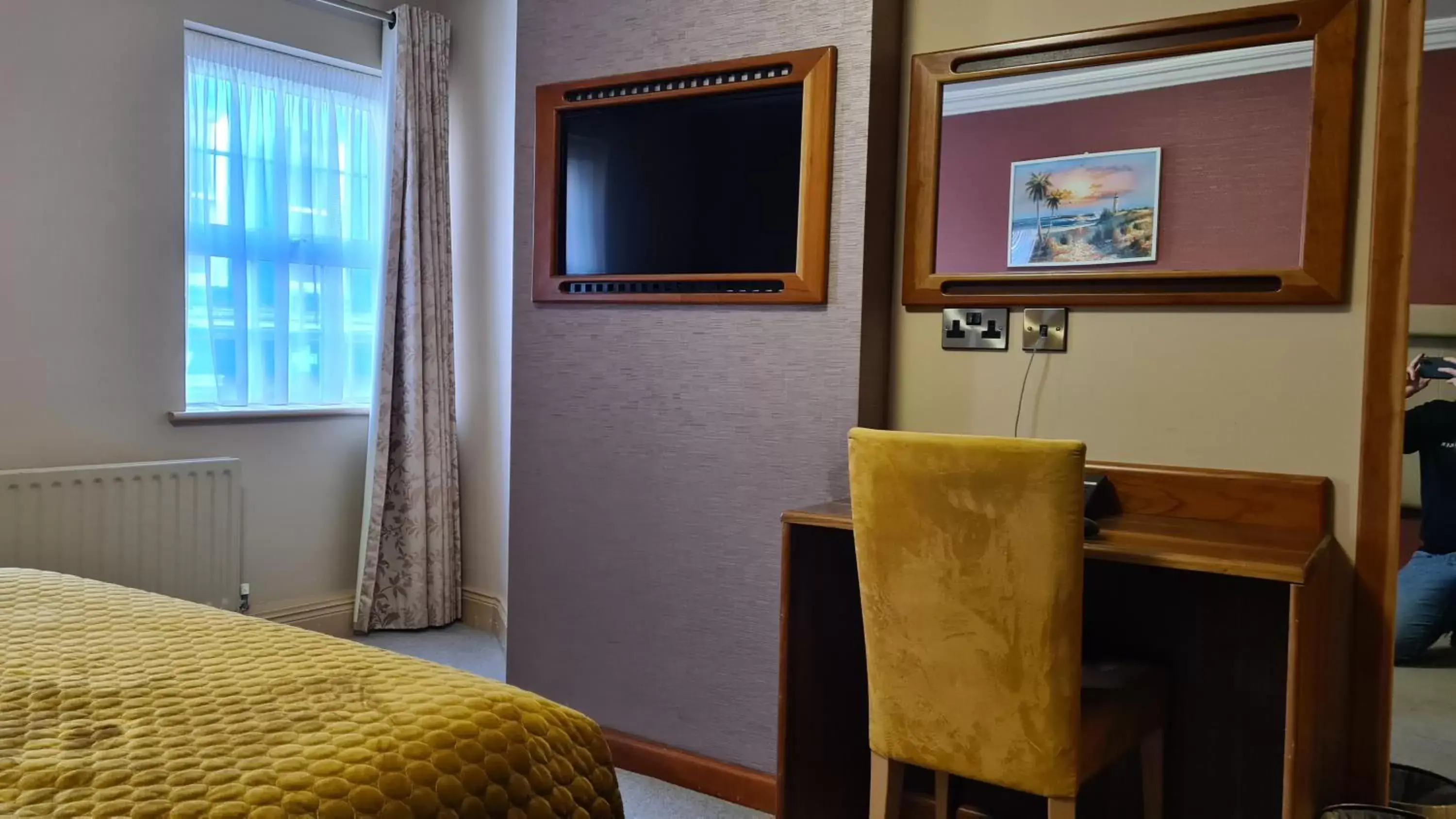 Bathroom, TV/Entertainment Center in The Farnham Arms Hotel