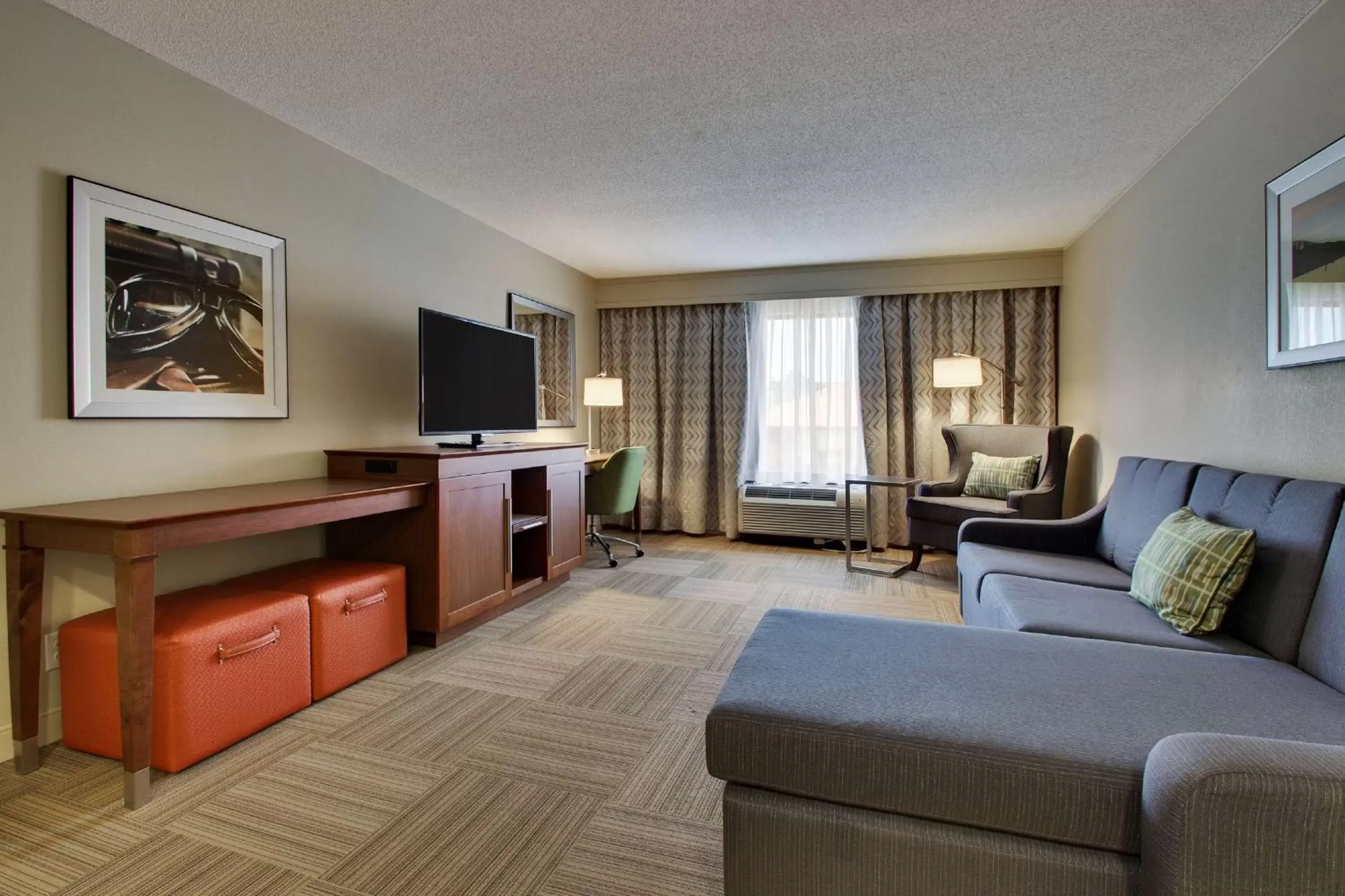 Bed, Seating Area in Hampton Inn Warner Robins