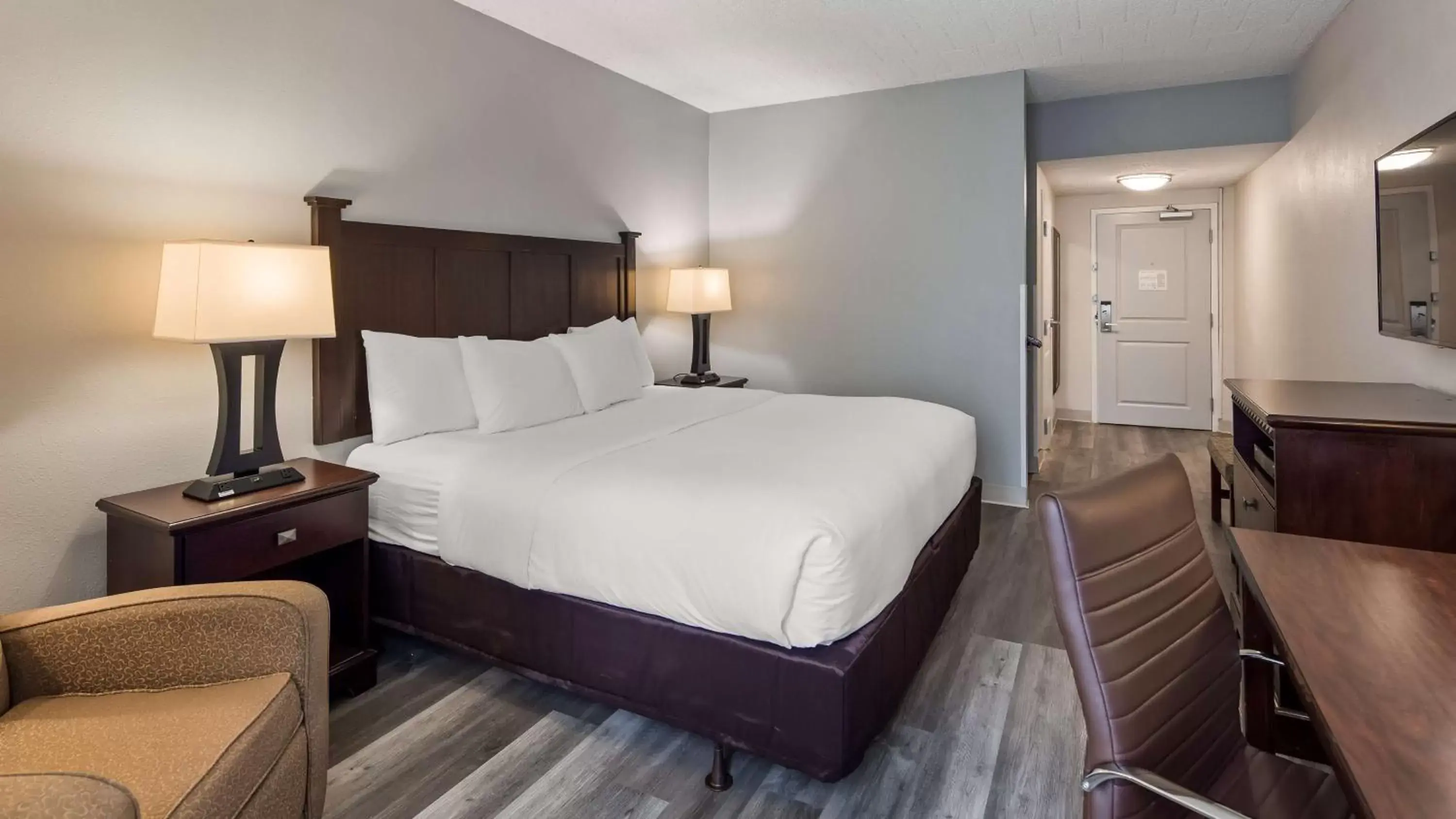 Bed in Best Western Paramus Hotel & Suites