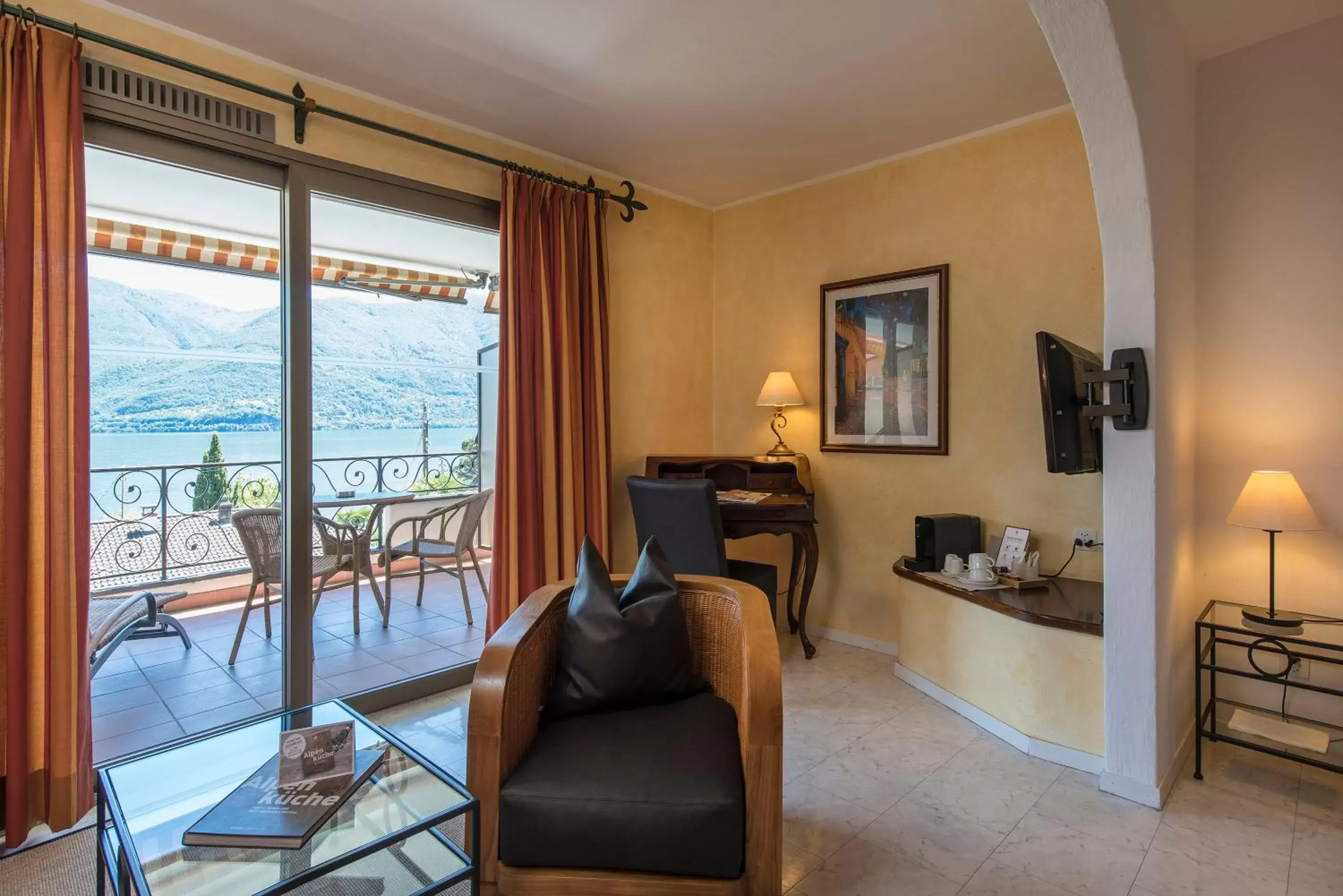 Living room, Seating Area in Suiten-Hotel Sunstar Brissago