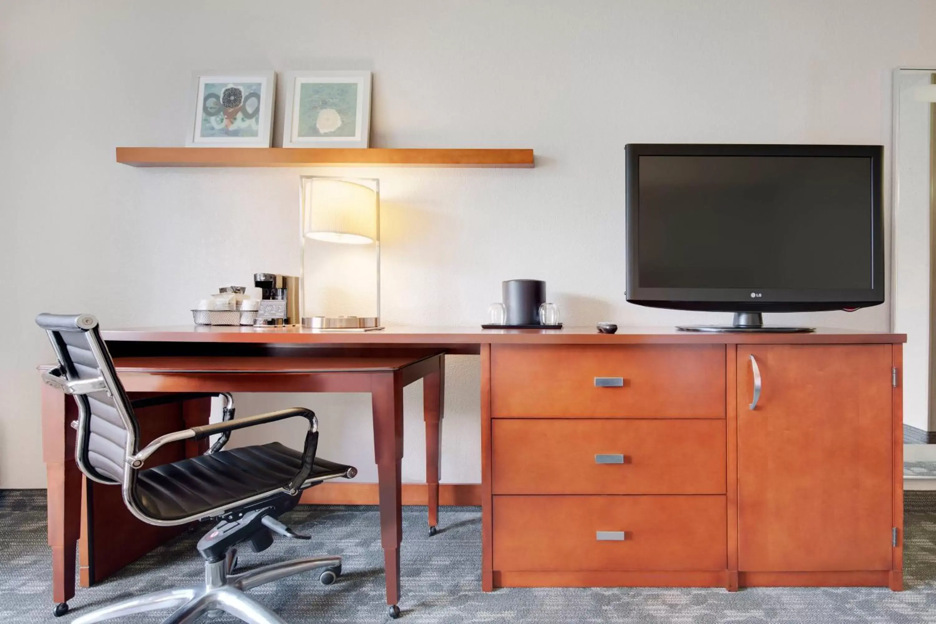 Photo of the whole room, TV/Entertainment Center in Courtyard Atlanta Norcross/Peachtree Corners