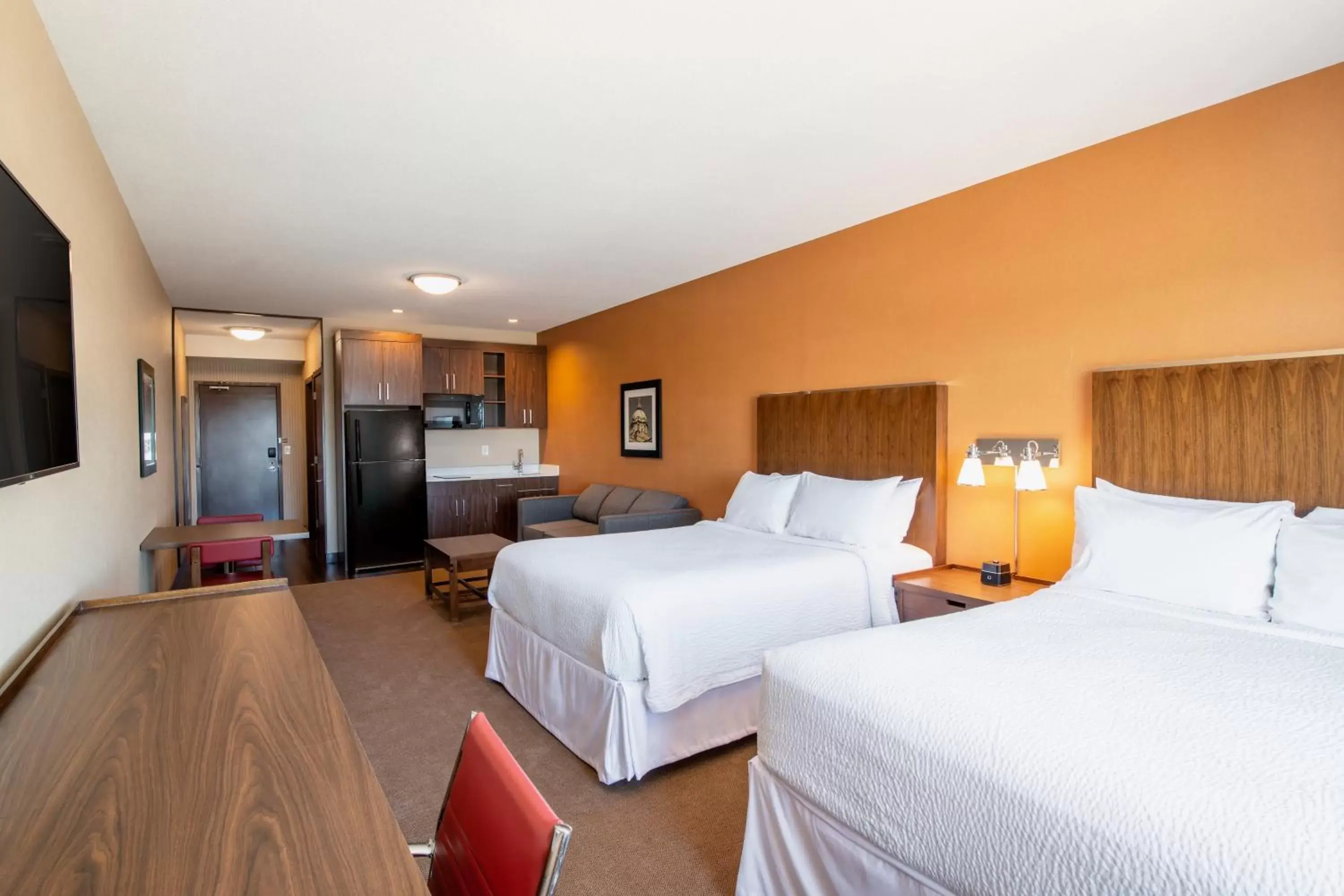 Kitchen or kitchenette, Bed in Four Points by Sheraton Grande Prairie