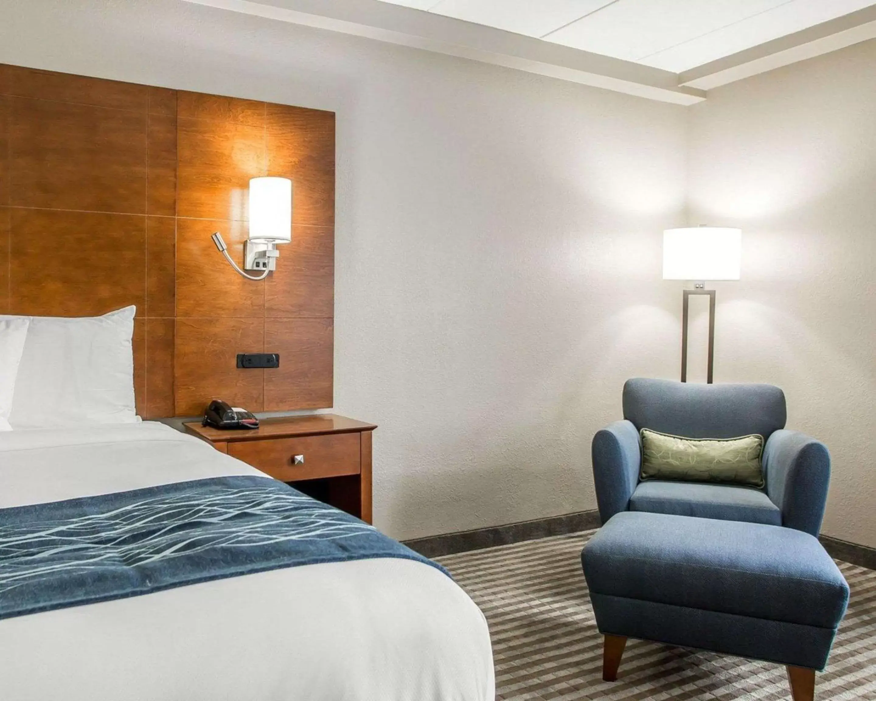 Photo of the whole room, Bed in Comfort Inn Hammond I-94 Photo of the whole room, Bed in Comfort Inn Hammond I-94