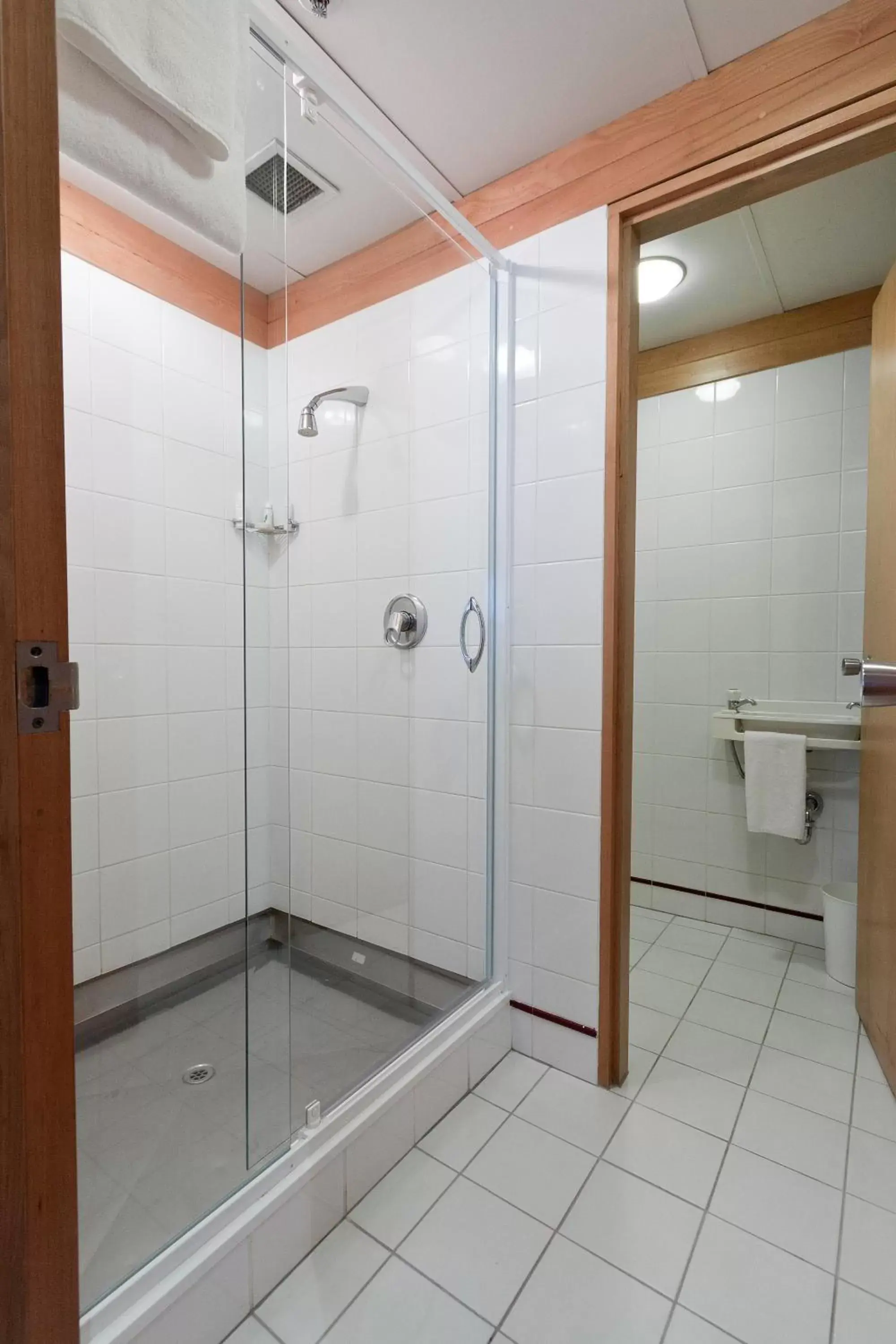 Shower, Bathroom in James Cook Hotel Grand Chancellor