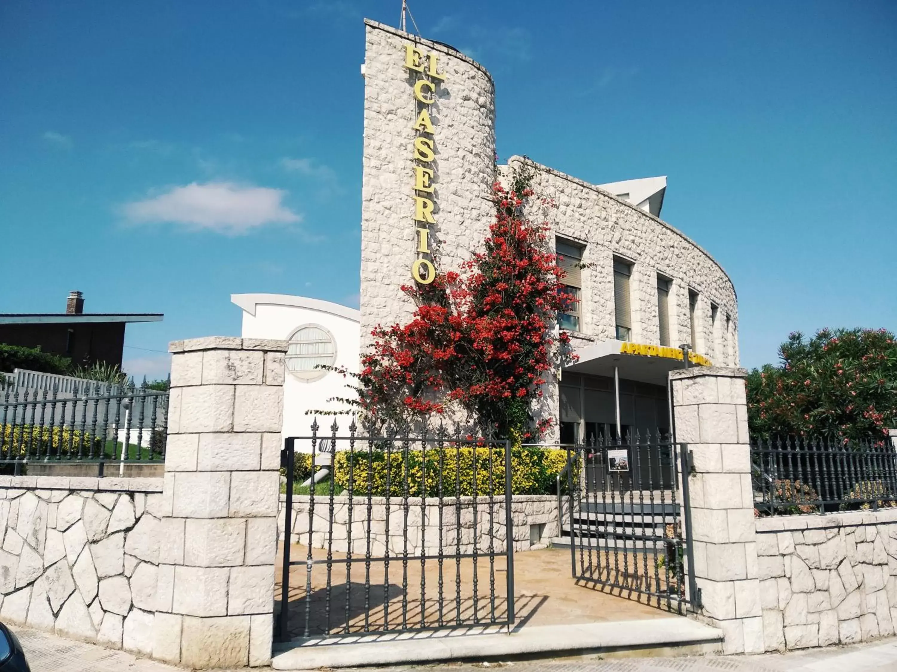 Property building in Apartamentos El Caserio Property building in Apartamentos El Caserio