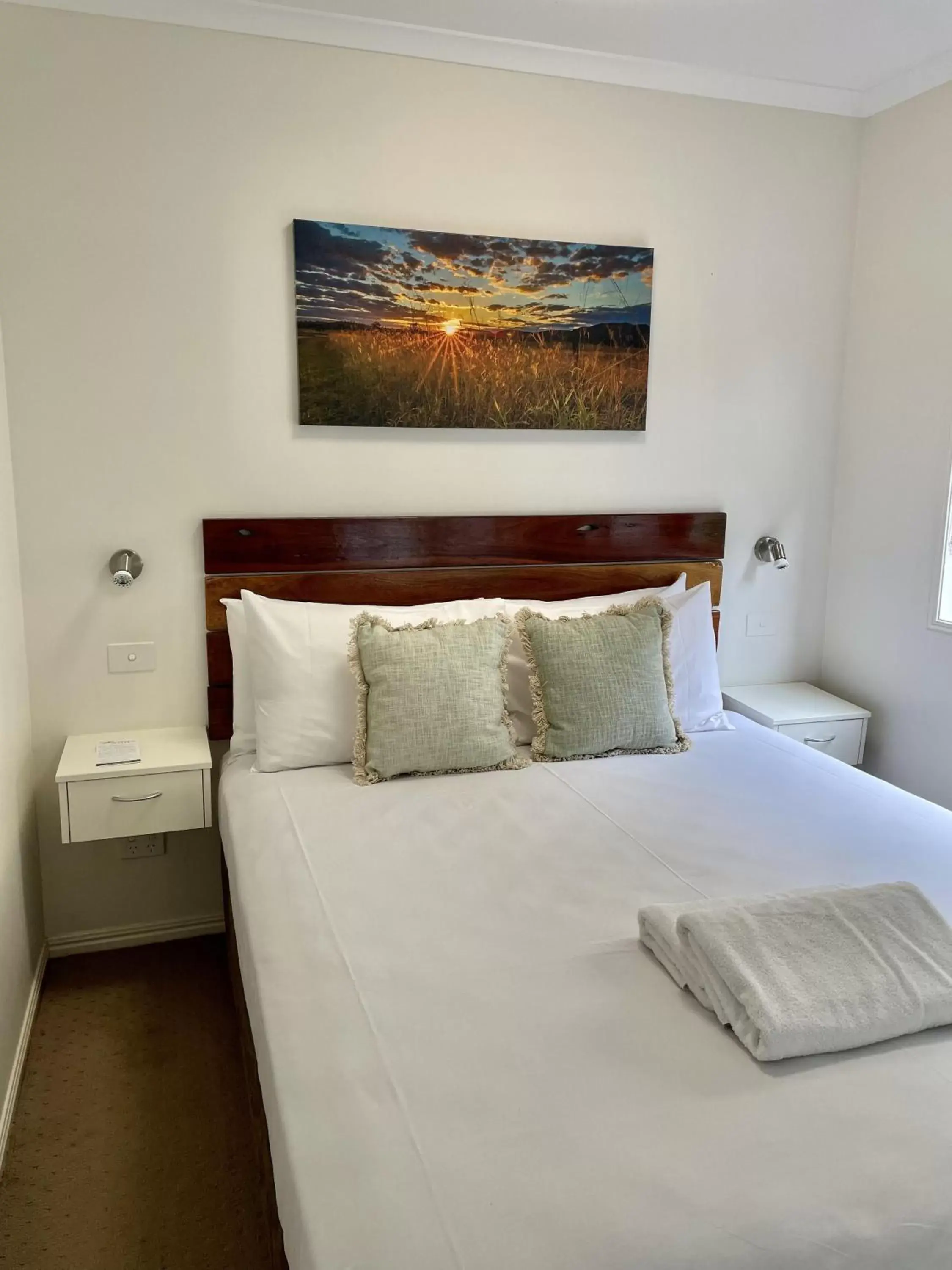 Bedroom, Bed in Esk Caravan Park & Rail Trail Motel